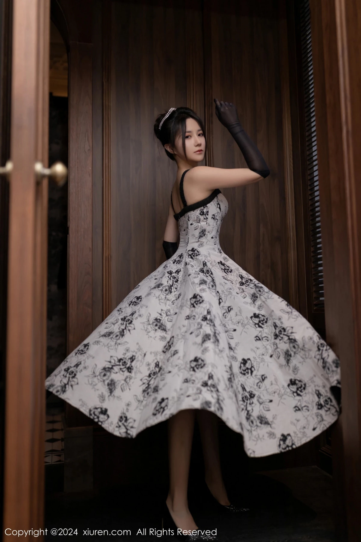 秀人集.com_[XiuRen秀人网]No.8109_模特鱼子酱Fish生日主题性感灰色连衣长裙秀曼妙身姿诱惑写真80P