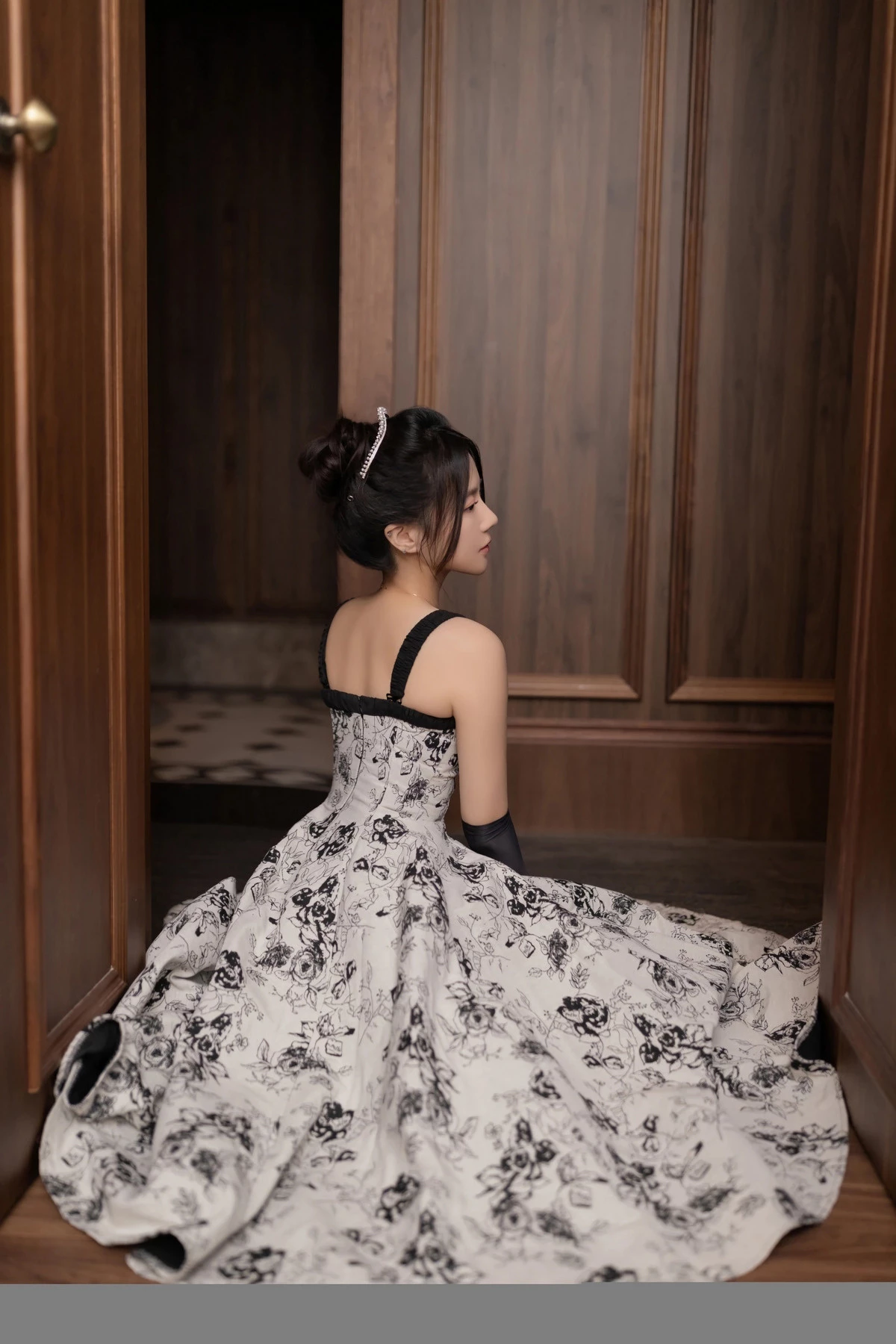 秀人集.com_[XiuRen秀人网]No.8109_模特鱼子酱Fish生日主题性感灰色连衣长裙秀曼妙身姿诱惑写真80P