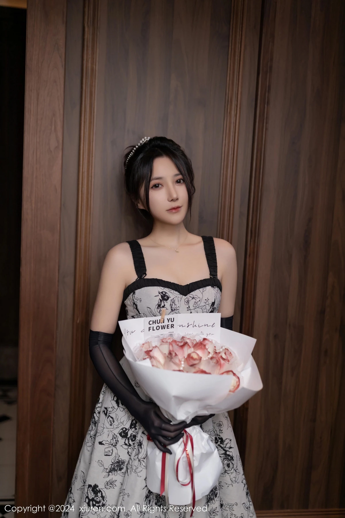 秀人集.com_[XiuRen秀人网]No.8109_模特鱼子酱Fish生日主题性感灰色连衣长裙秀曼妙身姿诱惑写真80P