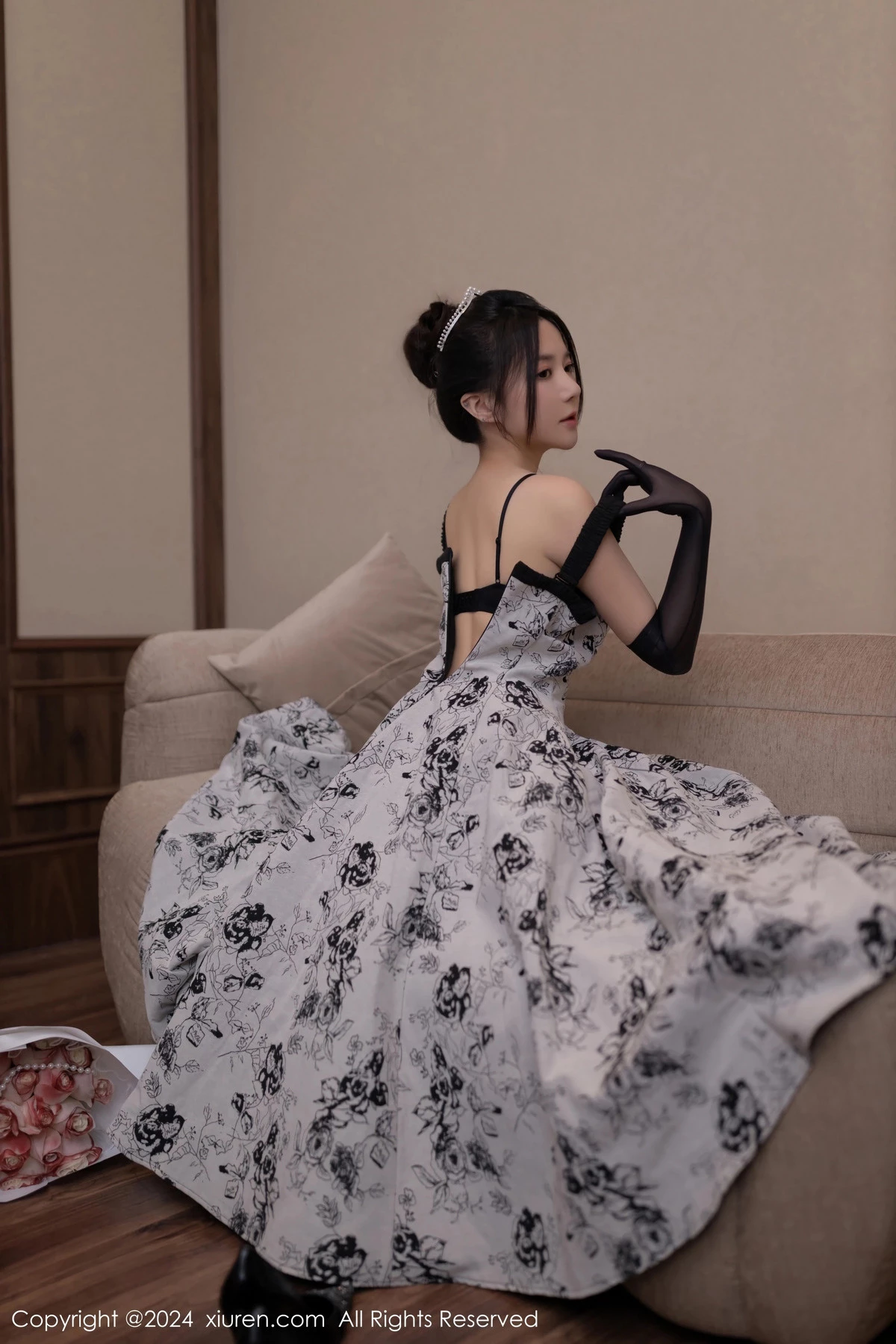 秀人集.com_[XiuRen秀人网]No.8109_模特鱼子酱Fish生日主题性感灰色连衣长裙秀曼妙身姿诱惑写真80P