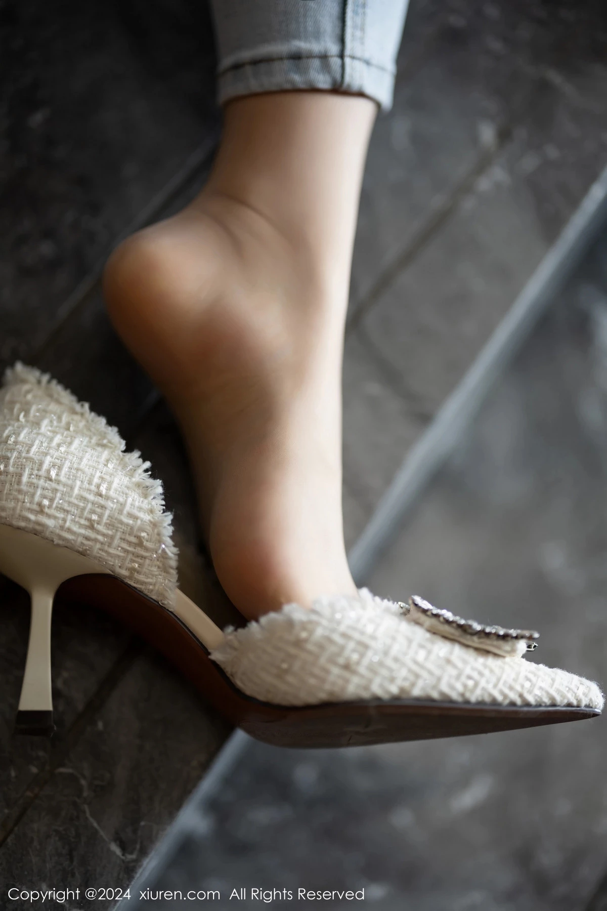 秀人集.com_[XiuRen秀人网]No.8147_女神徐莉芝Booty白色上衣配牛仔裤+黑色薄纱服秀曼妙身姿写真87P