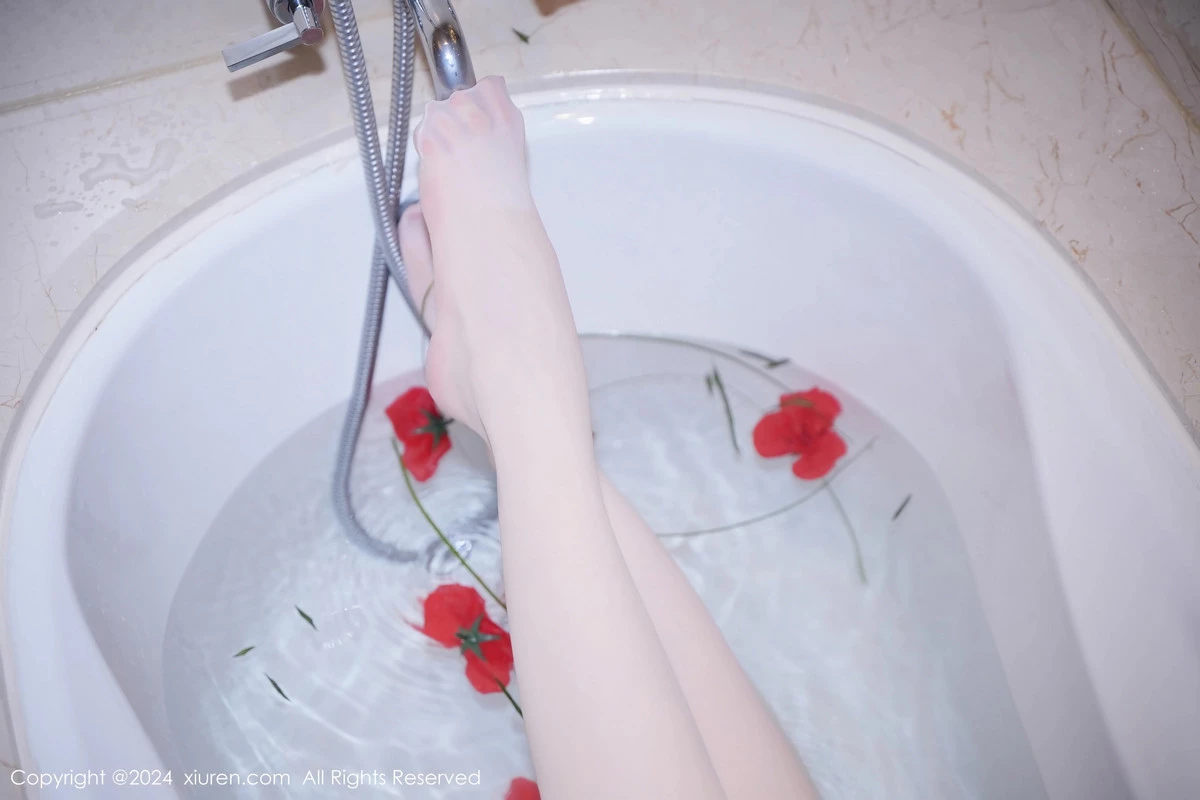 秀人集.com_[XiuRen秀人网]No.8162_模特梦灵儿Mini性感白色浴袍配白色丝袜秀曼妙身姿惹火诱惑写真66P