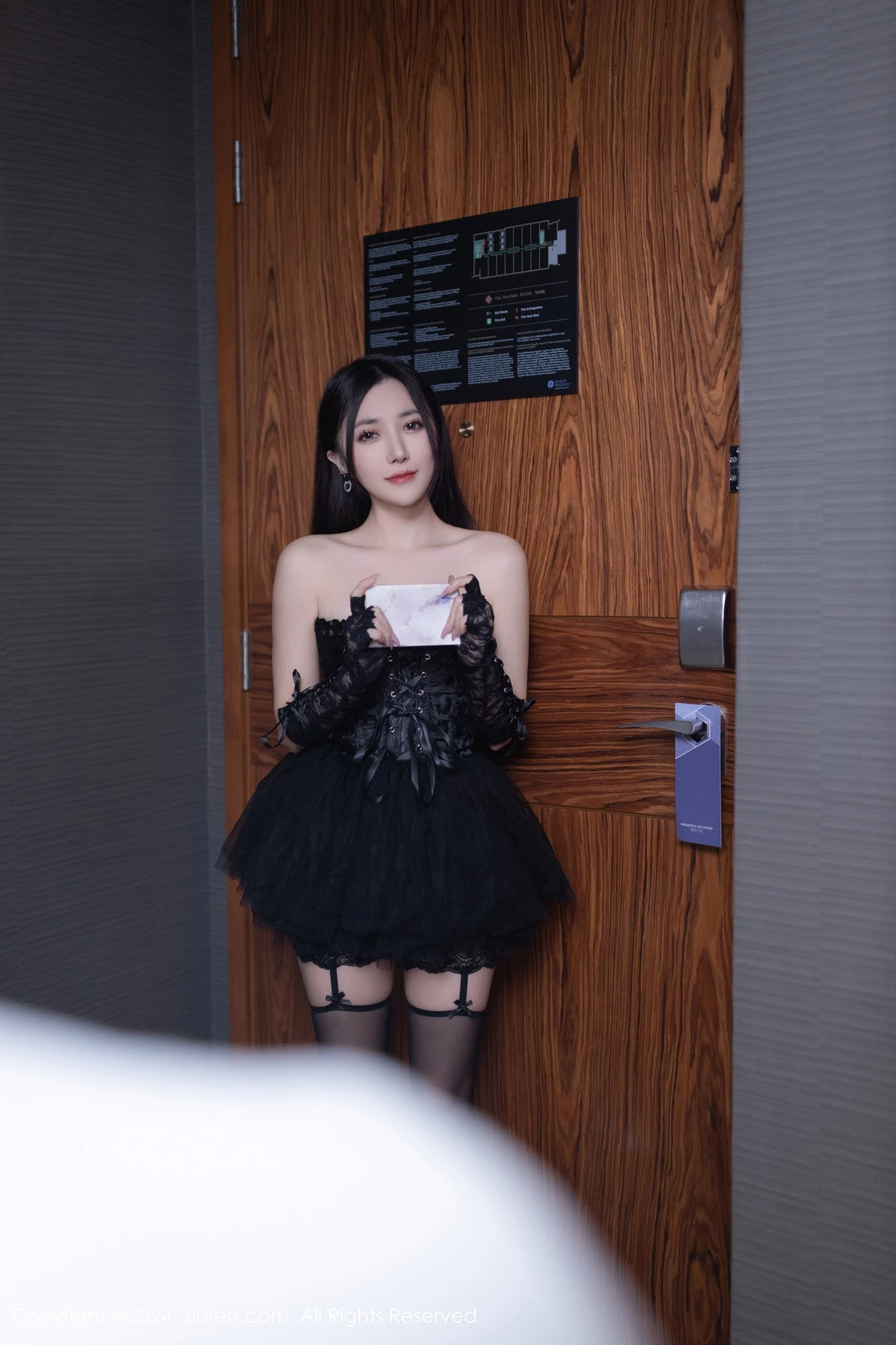 秀人集.com_[XiuRen秀人网]No.8166_模特鱼子酱Fish性感黑色轻透长裙露黑色内衣配黑丝吊袜魅惑写真79P