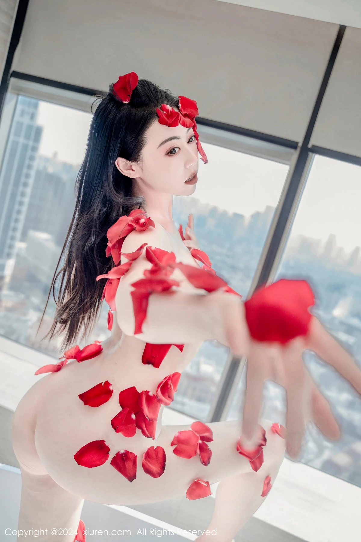 秀人集.com_[XiuRen秀人网]No.8175_新人模特瑜伽喵私房浴室玫瑰花瓣浴秀魔鬼曲线撩人诱惑写真63P