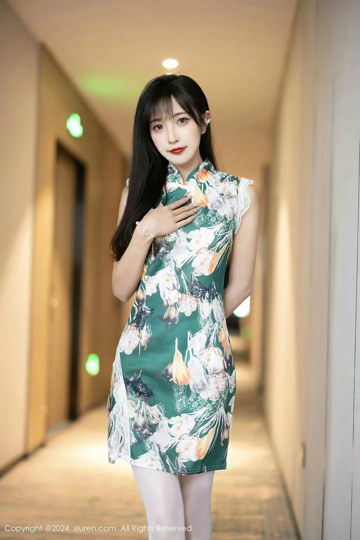 秀人集.com_[XiuRen秀人网]No.8231_模特林星阑性感花色旗袍露白色内衣配开档白丝秀美腿诱惑写真84P