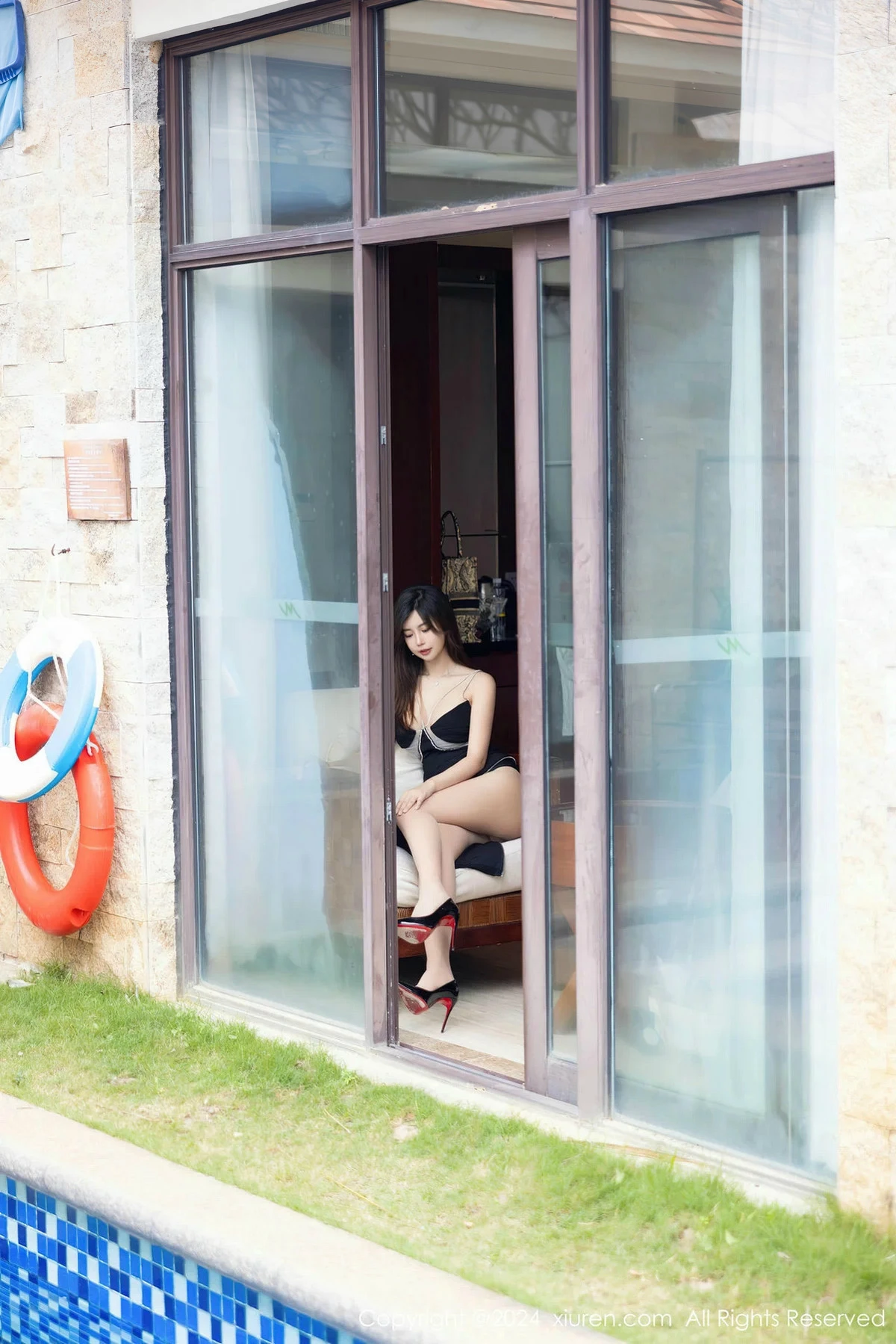 秀人集.com_[XiuRen秀人网]No.8235_女神绮里嘉ula性感黑色吊带裙配超薄肉丝秀曼妙身姿惹火诱惑写真95P