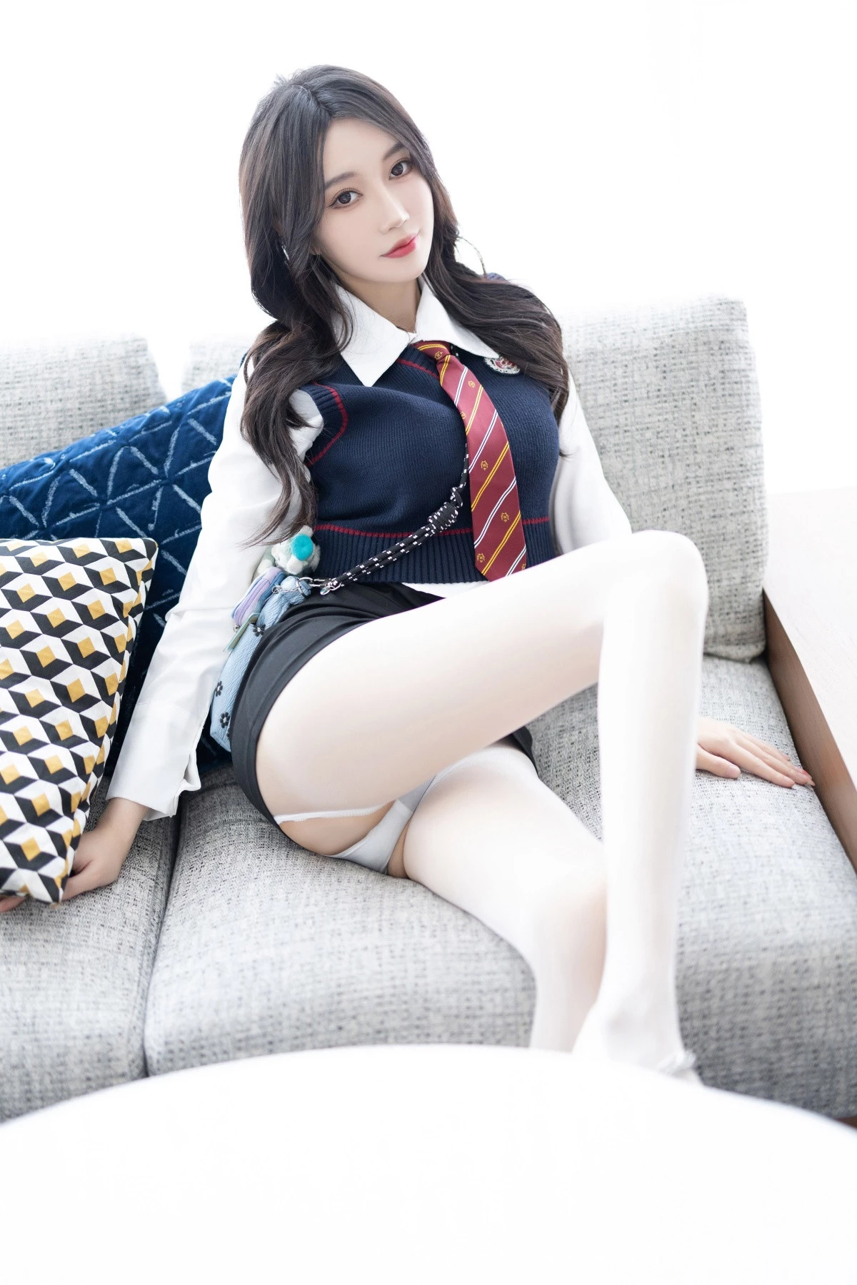 秀人集.com_[XiuRen秀人网]No.8247_模特玥儿玥性感白衬衫配黑色短裙露紫色内衣配开档白丝迷人写真82P