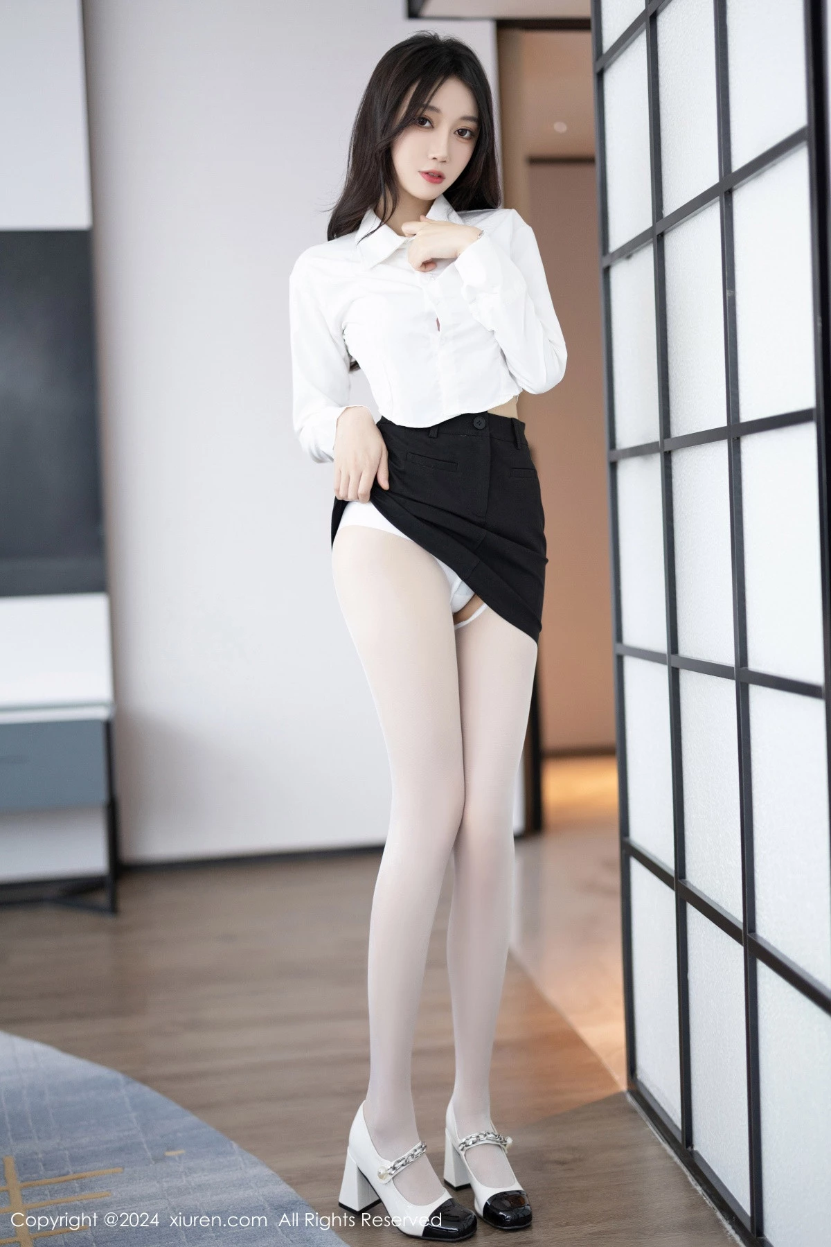 秀人集.com_[XiuRen秀人网]No.8247_模特玥儿玥性感白衬衫配黑色短裙露紫色内衣配开档白丝迷人写真82P