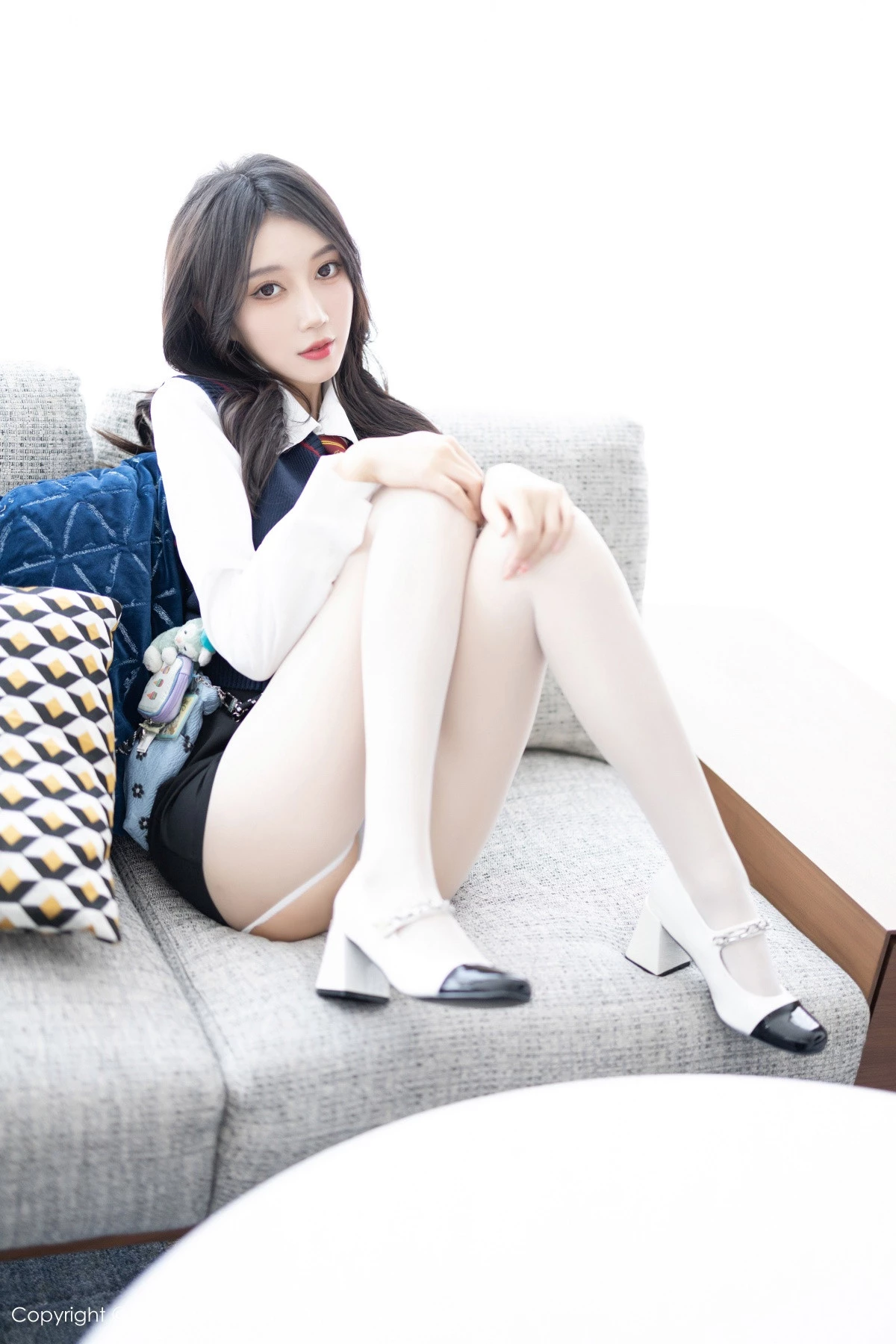 秀人集.com_[XiuRen秀人网]No.8247_模特玥儿玥性感白衬衫配黑色短裙露紫色内衣配开档白丝迷人写真82P