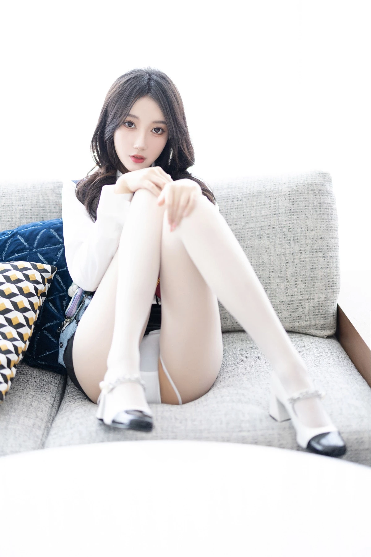 秀人集.com_[XiuRen秀人网]No.8247_模特玥儿玥性感白衬衫配黑色短裙露紫色内衣配开档白丝迷人写真82P