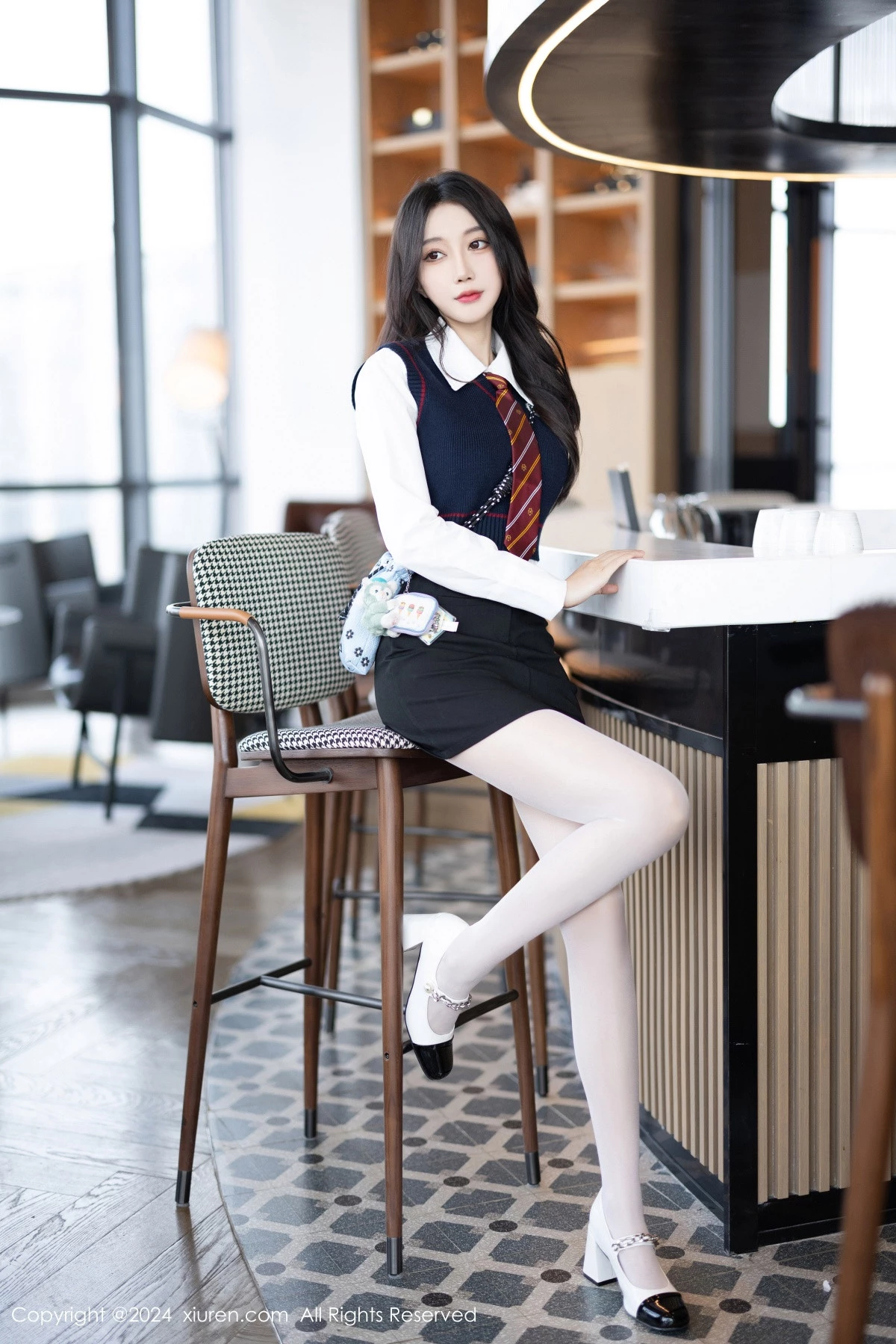 秀人集.com_[XiuRen秀人网]No.8247_模特玥儿玥性感白衬衫配黑色短裙露紫色内衣配开档白丝迷人写真82P