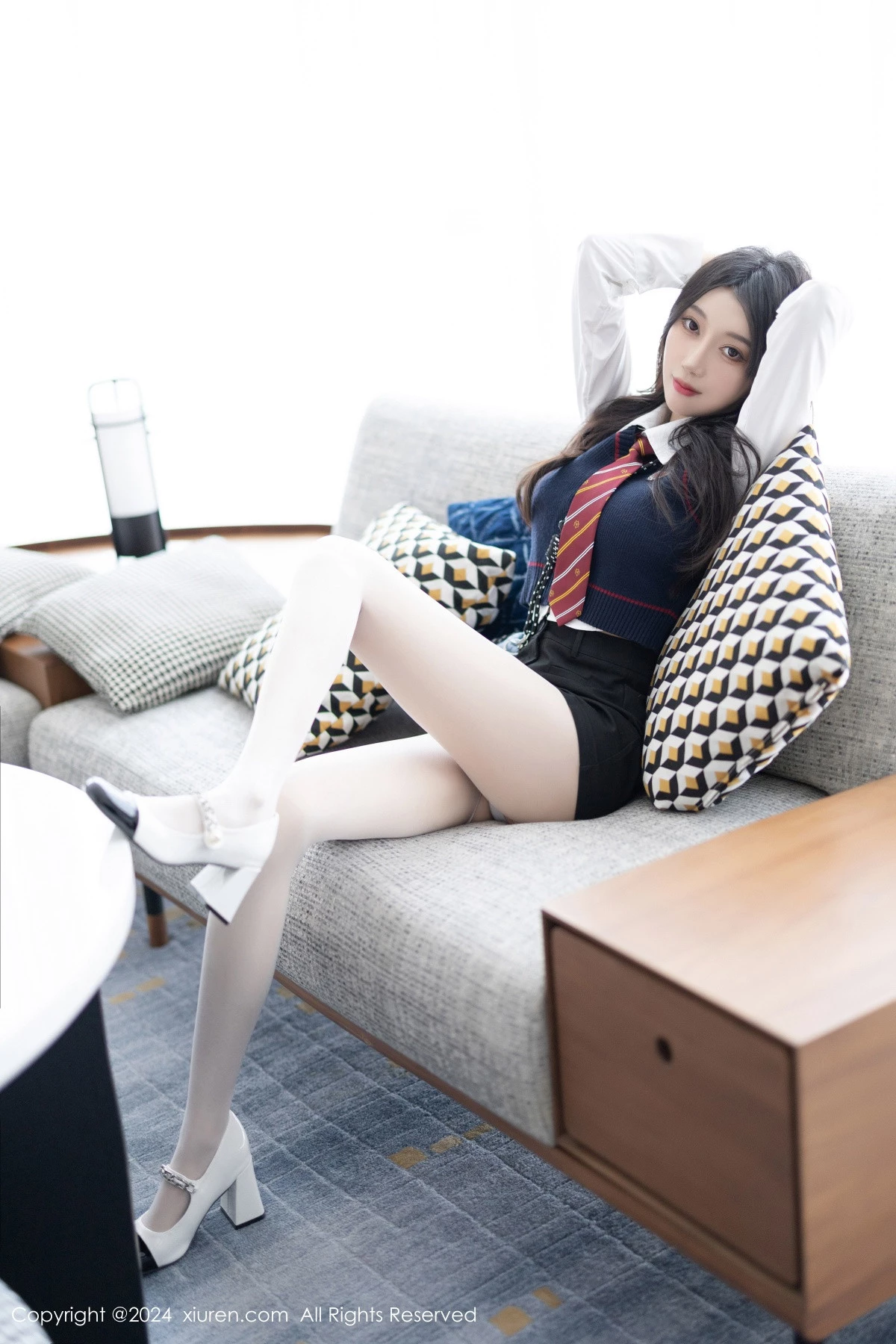 秀人集.com_[XiuRen秀人网]No.8247_模特玥儿玥性感白衬衫配黑色短裙露紫色内衣配开档白丝迷人写真82P