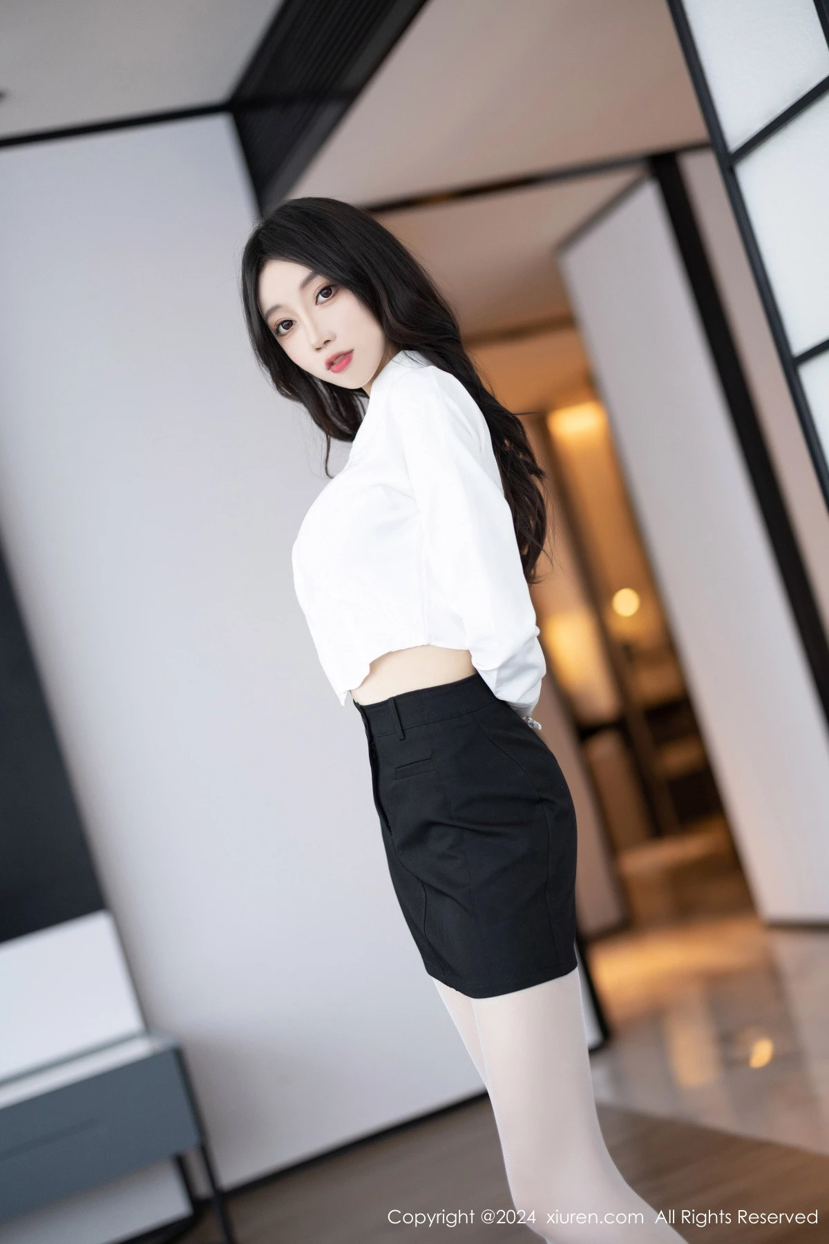 秀人集.com_[XiuRen秀人网]No.8247_模特玥儿玥性感白衬衫配黑色短裙露紫色内衣配开档白丝迷人写真82P