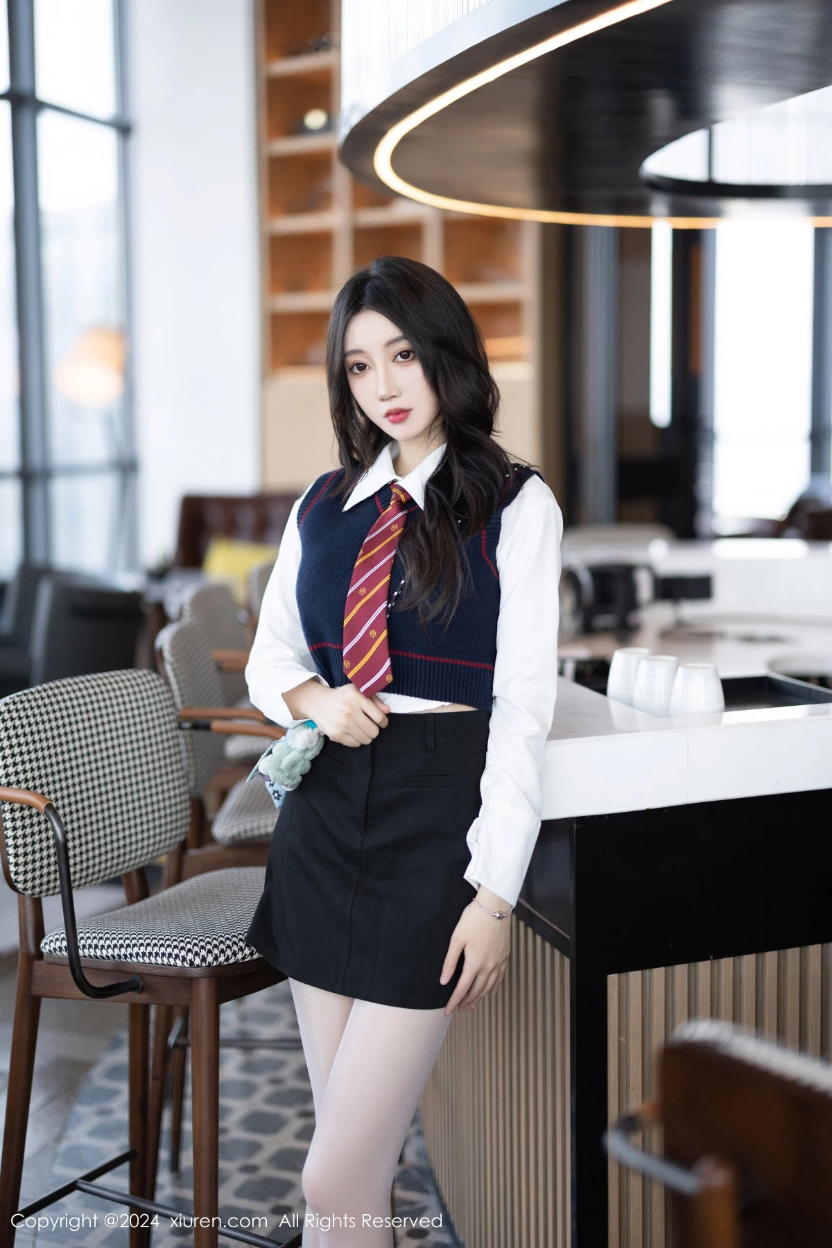 秀人集.com_[XiuRen秀人网]No.8247_模特玥儿玥性感白衬衫配黑色短裙露紫色内衣配开档白丝迷人写真82P