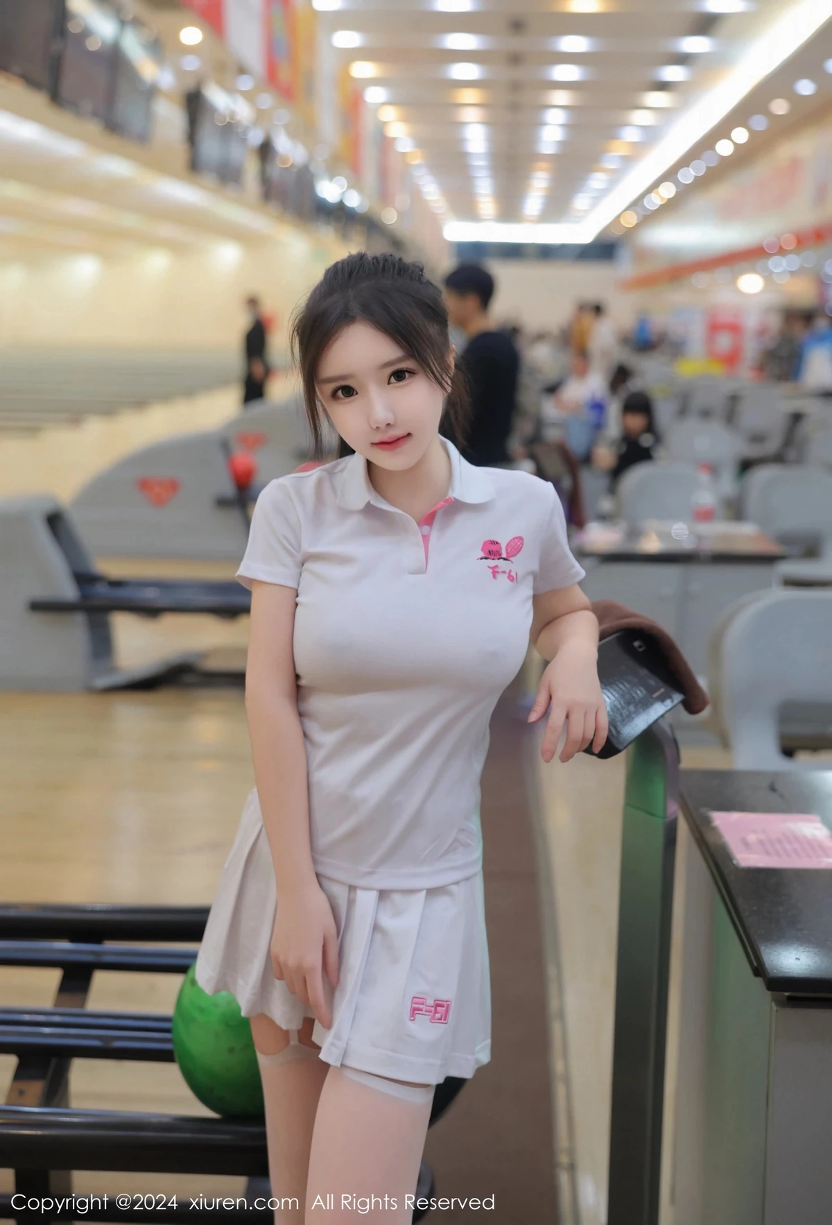 秀人集.com_[XiuRen秀人网]No.8118_模特小薯条nienie球馆场景性感运动短裙套装秀丰腴身材诱惑写真80P