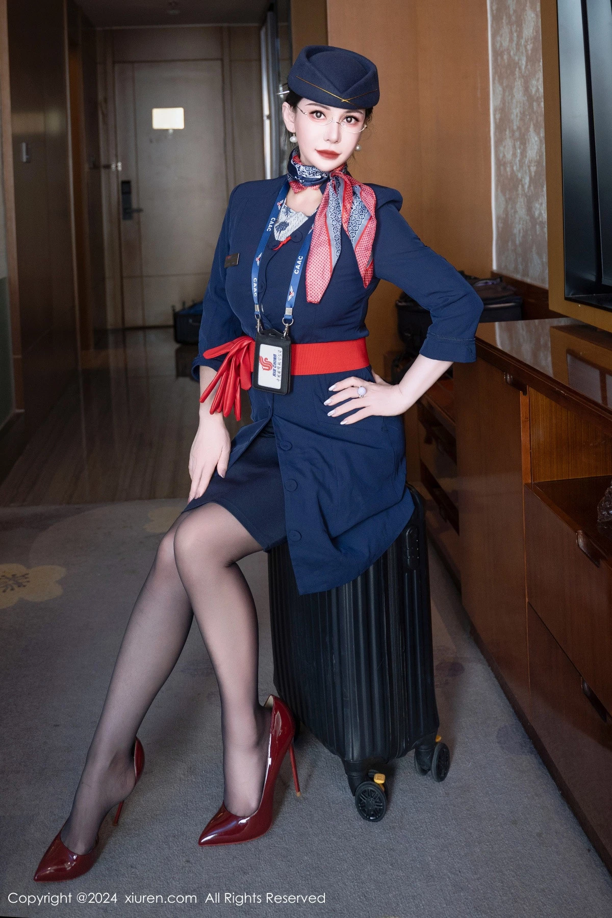 秀人集.com_[XiuRen秀人网]No.8253_模特悦悦姐性感空姐制服露红色内衣配黑丝袜秀魔鬼身材诱惑写真75P