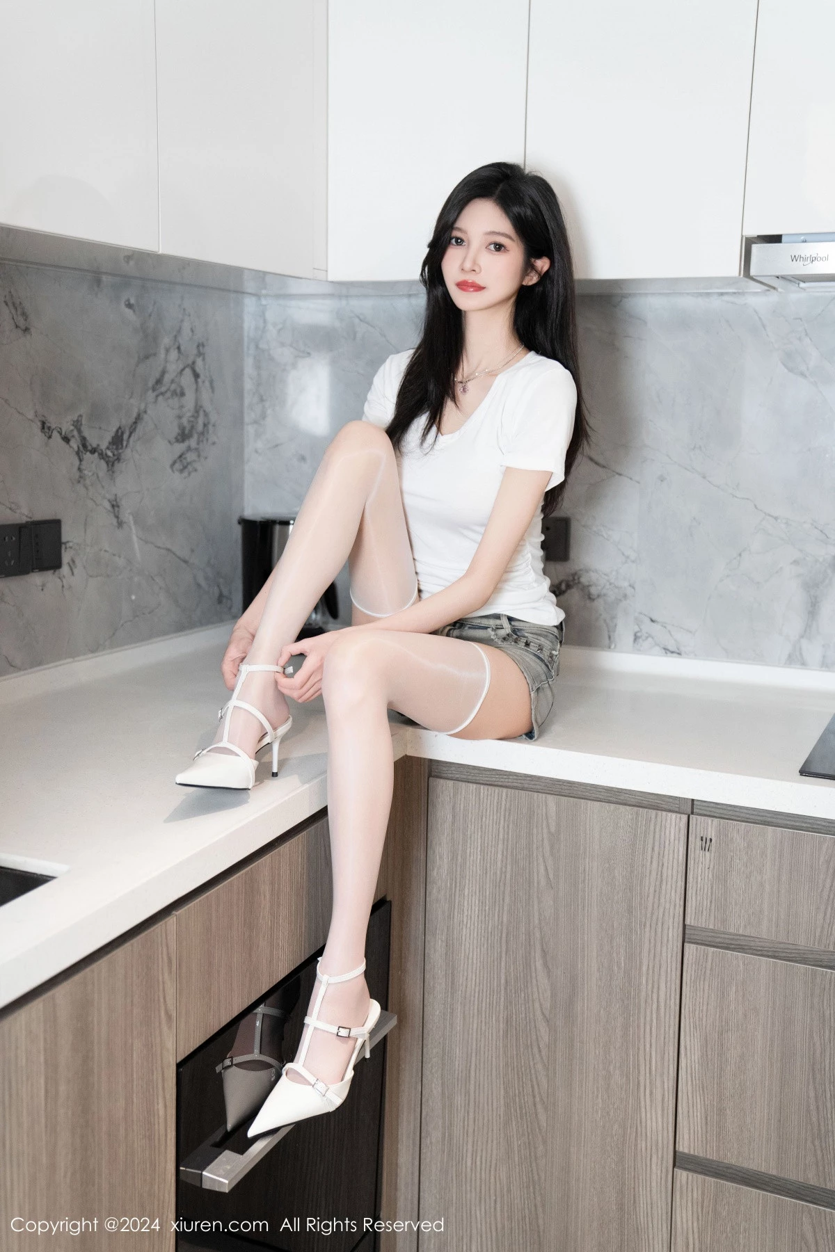 秀人集.com_[XiuRen秀人网]No.8306_模特程程程性感白色短T配牛仔短裤露白丝袜秀曼妙身姿诱惑写真91P