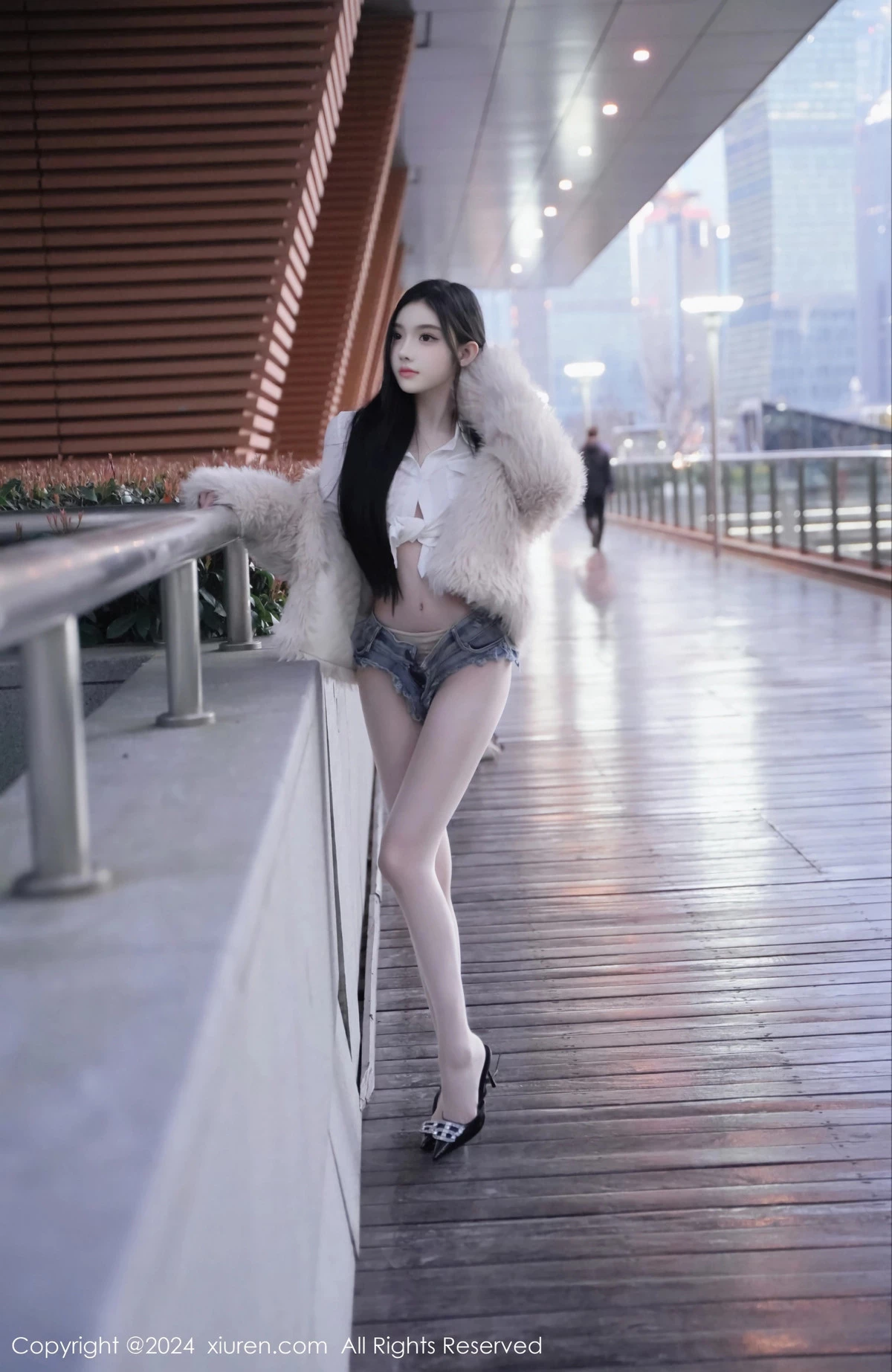 秀人集.com_[XiuRen秀人网]No.8261_模特龙雪儿性感白色上衣配超短牛仔裤秀曼妙身姿撩人诱惑写真77P