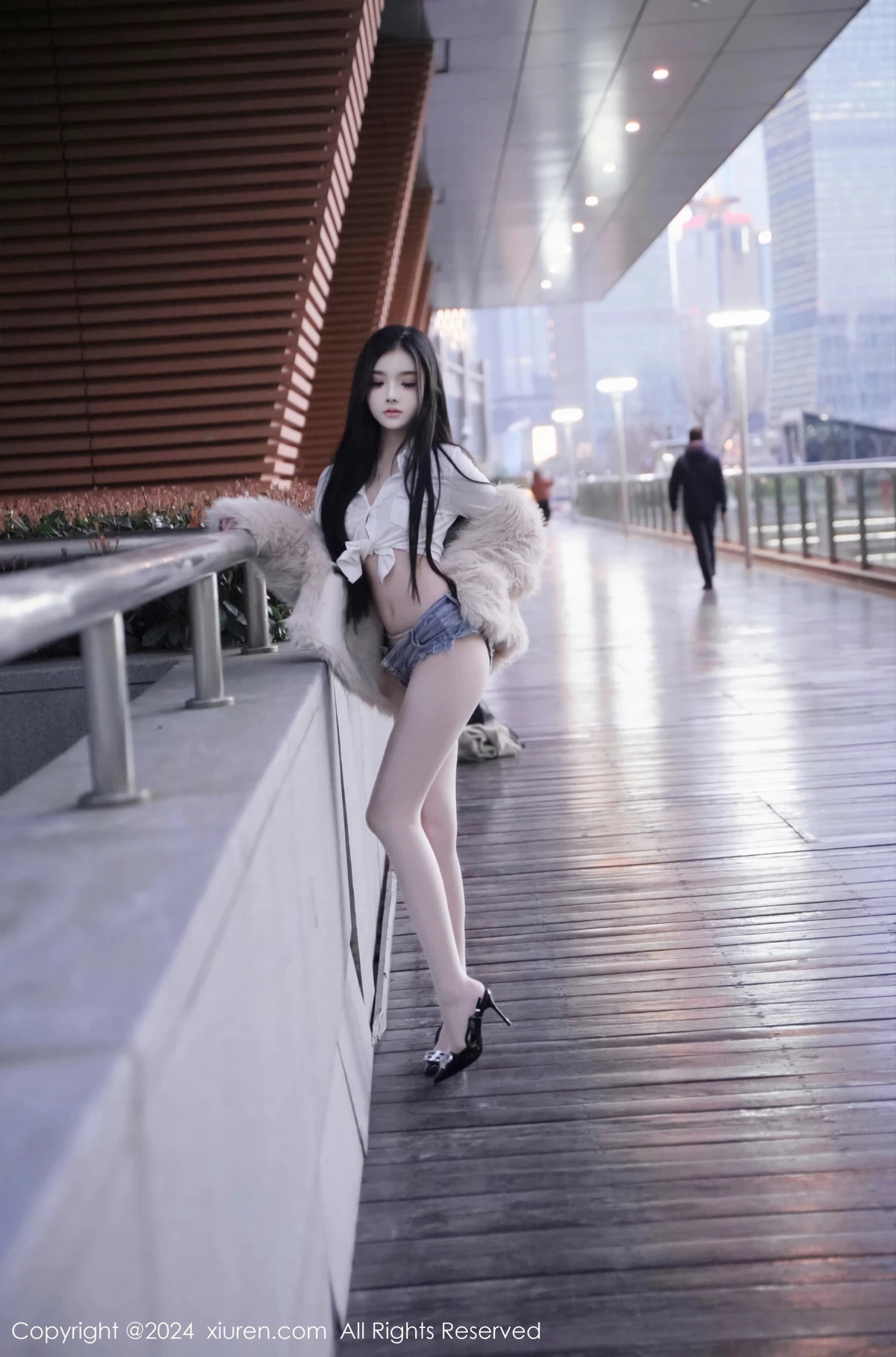 秀人集.com_[XiuRen秀人网]No.8261_模特龙雪儿性感白色上衣配超短牛仔裤秀曼妙身姿撩人诱惑写真77P