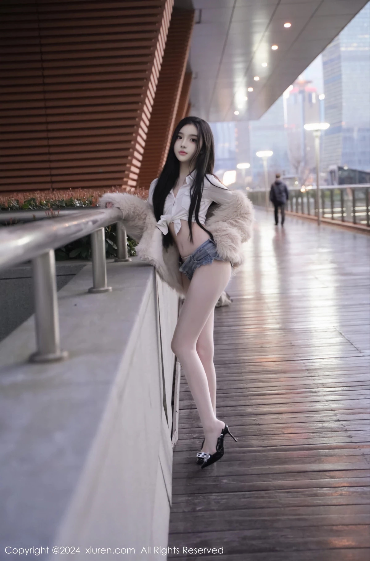 秀人集.com_[XiuRen秀人网]No.8261_模特龙雪儿性感白色上衣配超短牛仔裤秀曼妙身姿撩人诱惑写真77P