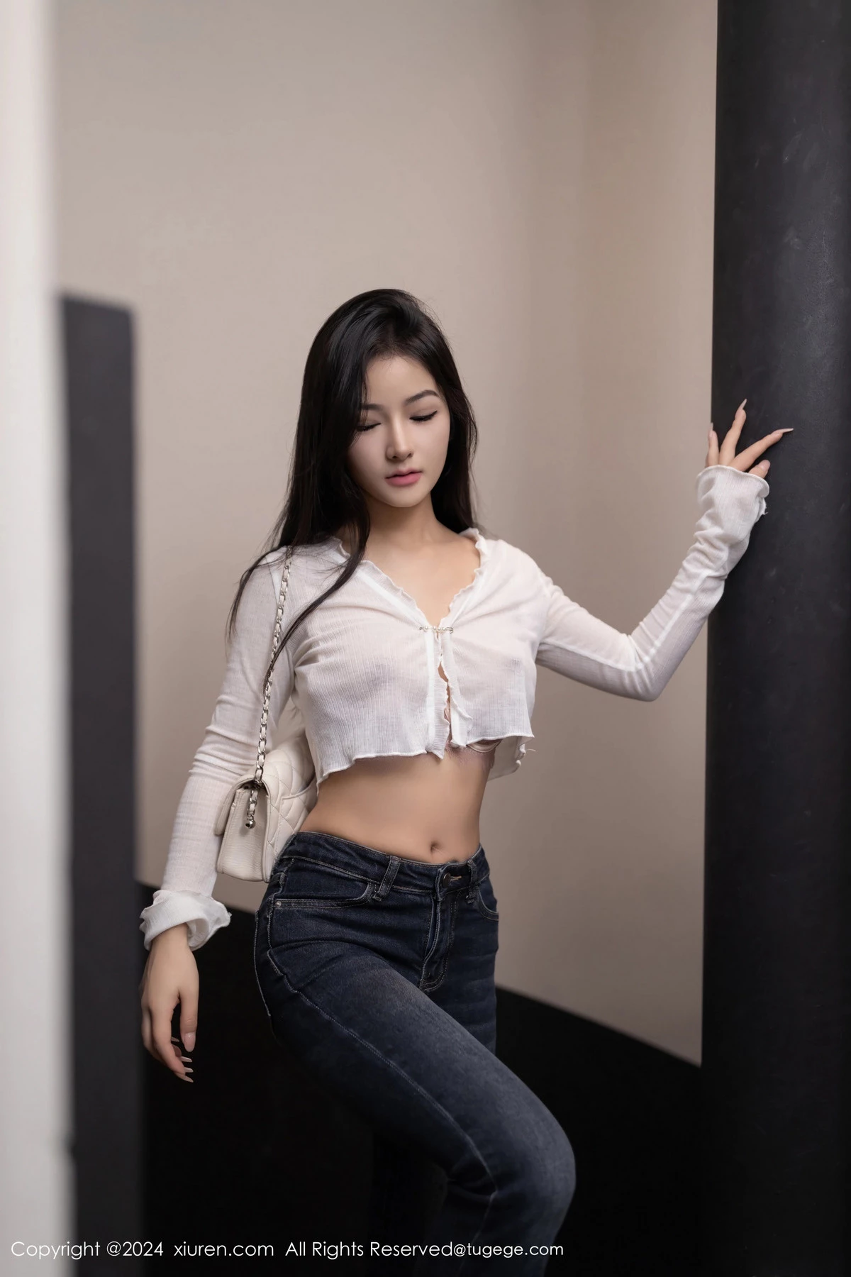 秀人集.com_[XiuRen秀人网]No.8262_模特小茶茶tea白色上衣配牛仔裤露蕾丝内衣秀惹火身材诱惑写真80P