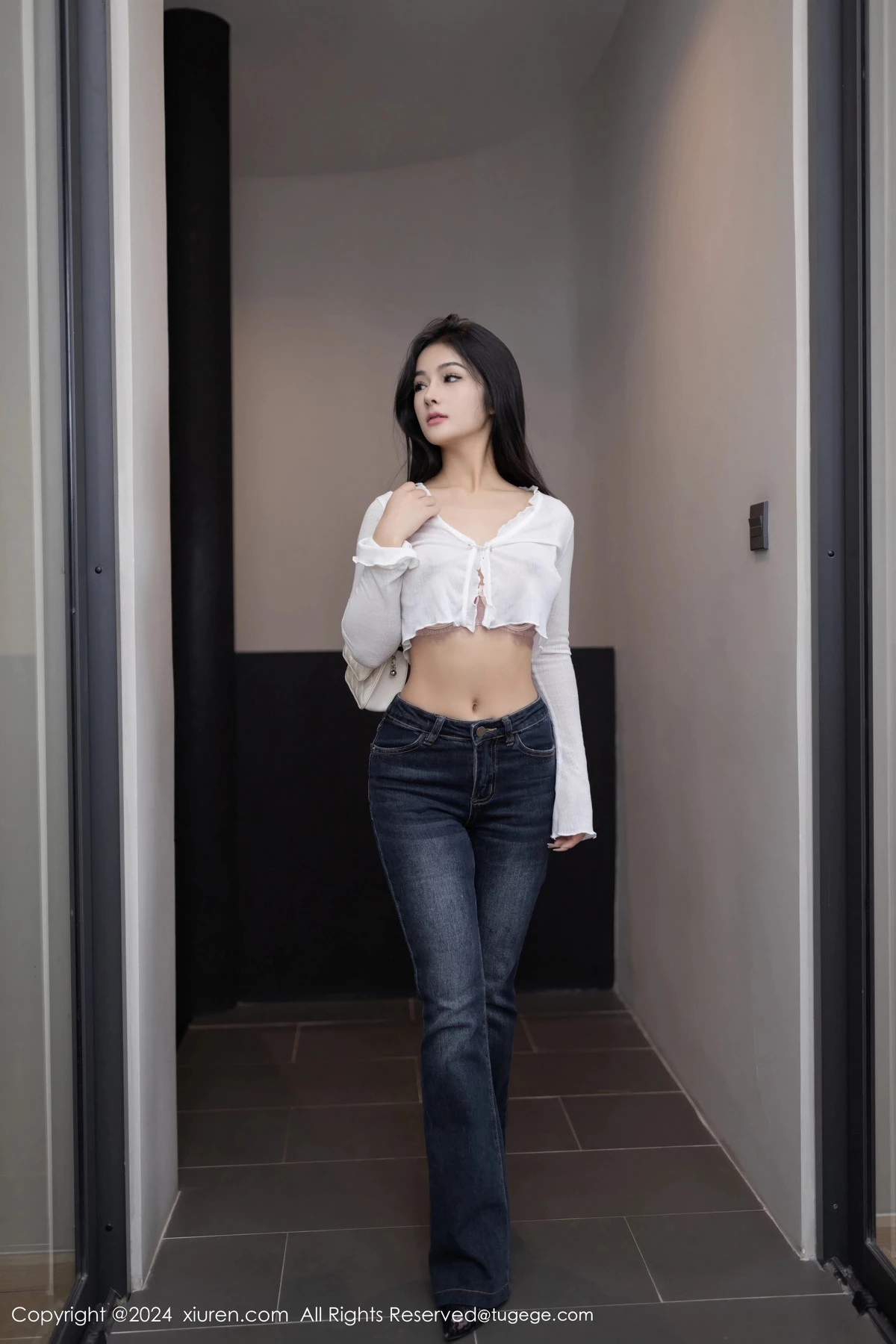 秀人集.com_[XiuRen秀人网]No.8262_模特小茶茶tea白色上衣配牛仔裤露蕾丝内衣秀惹火身材诱惑写真80P
