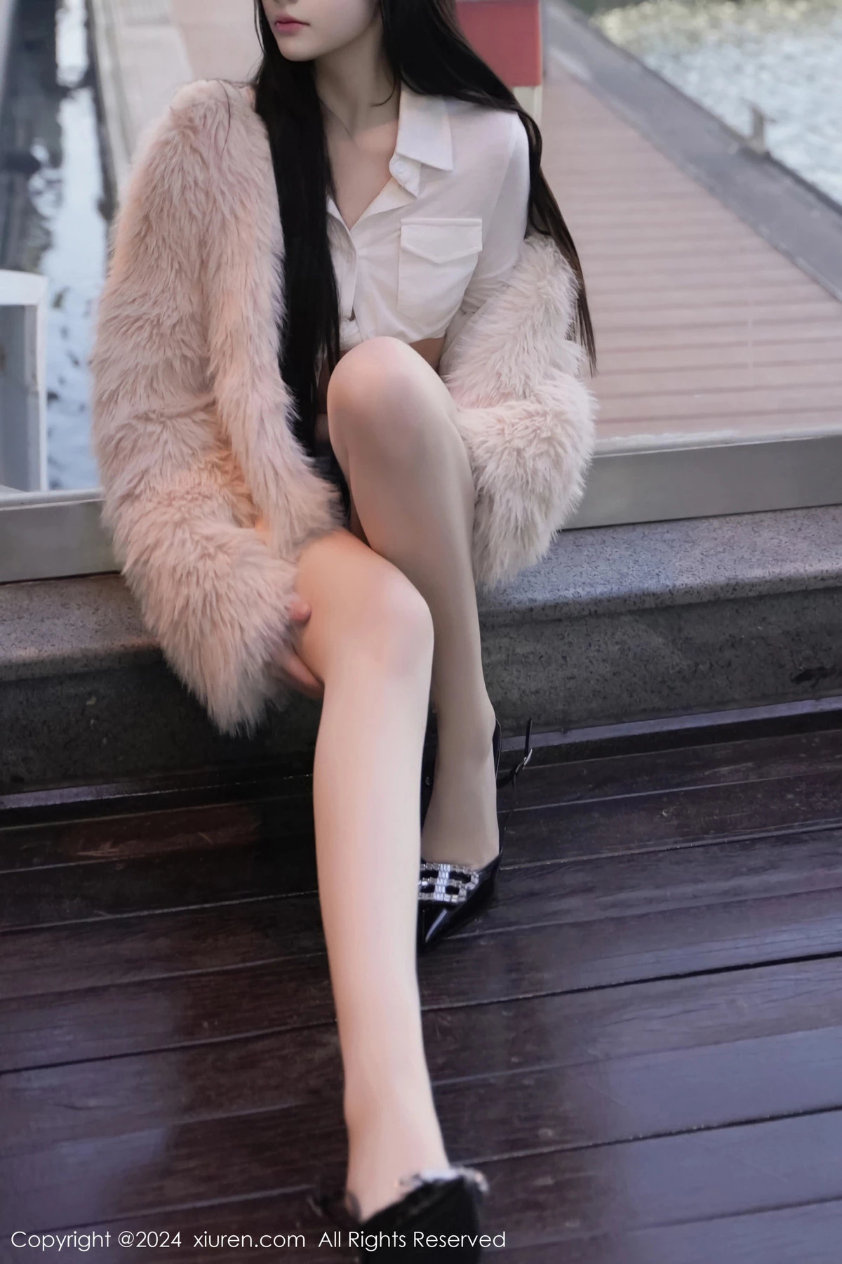 秀人集.com_[XiuRen秀人网]No.8261_模特龙雪儿性感白色上衣配超短牛仔裤秀曼妙身姿撩人诱惑写真77P