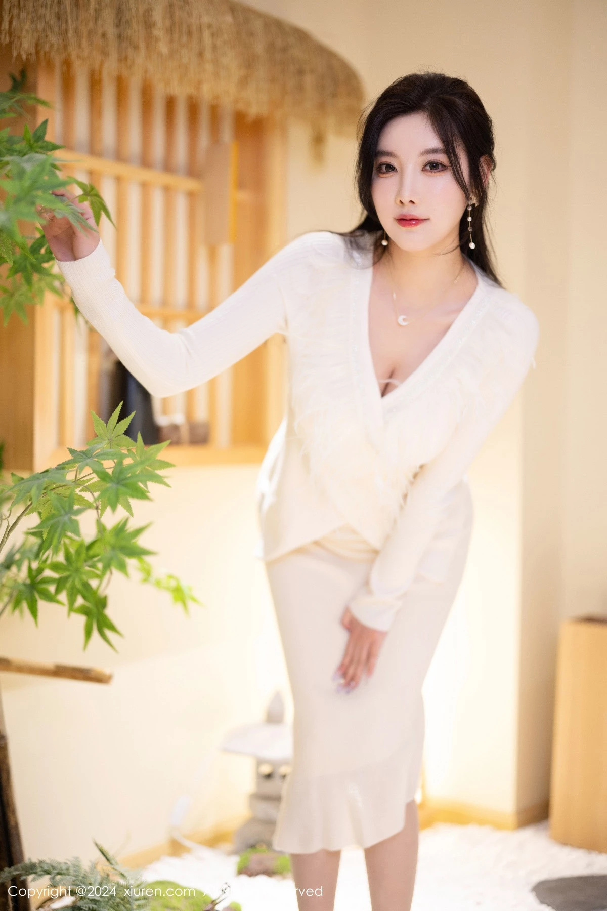 秀人集.com_[XiuRen秀人网]No.8363_女神杨晨晨Yome白色连衣长裙+白色情趣薄纱秀丰腴身材诱惑写真82P