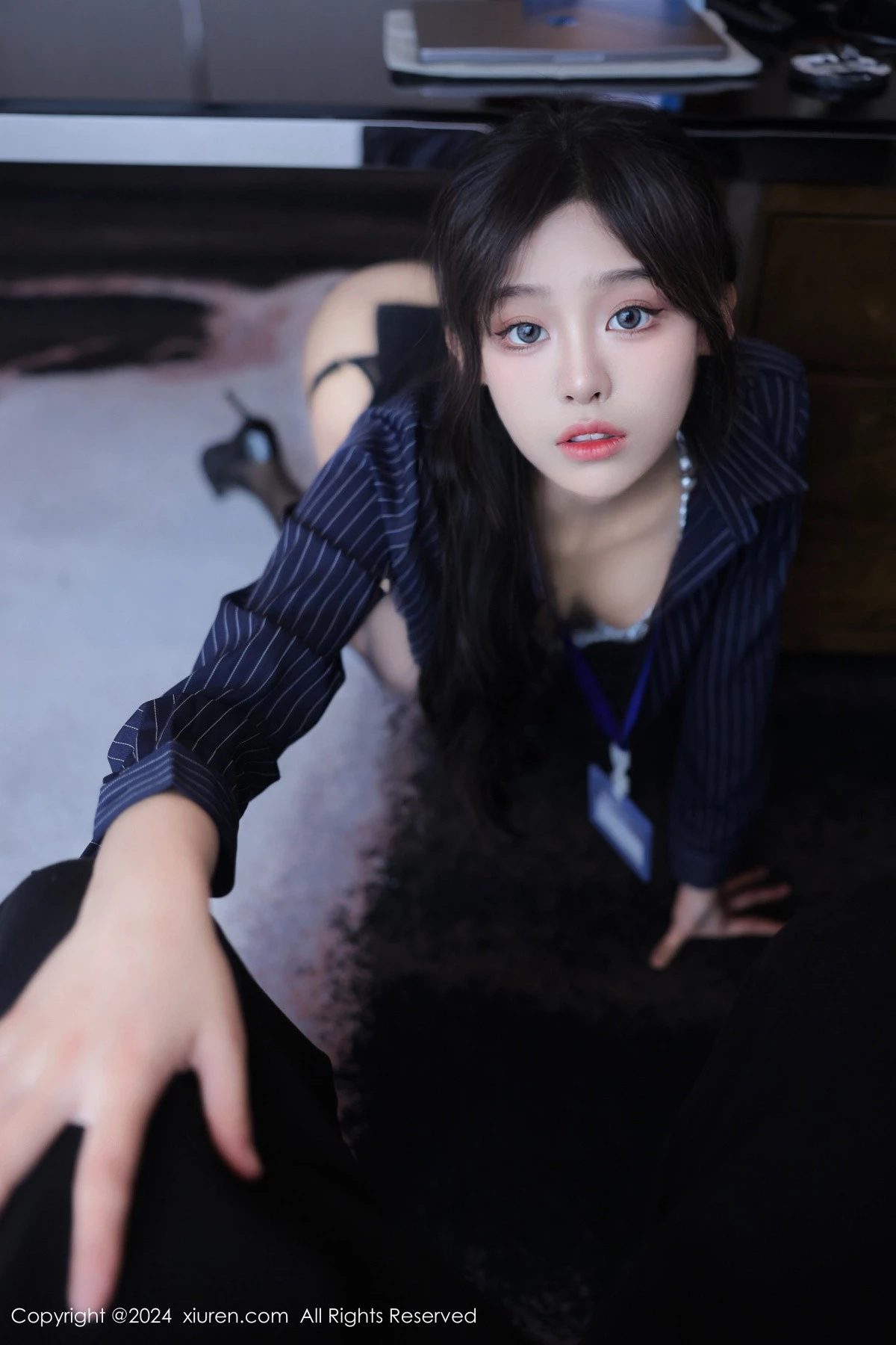 秀人集.com_[XiuRen秀人网]No.8373_模特王心悦性感蓝色OL服饰配黑丝吊袜半脱秀惹火身材诱惑写真82P