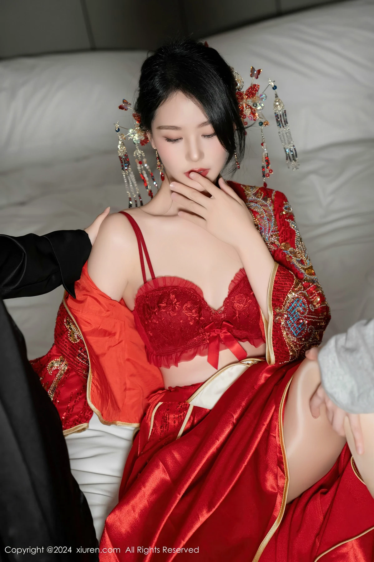 秀人集.com_[XiuRen秀人网]No.8376_模特利世性感红色新娘妆露红色内衣配超薄闪亮肉丝完美诱惑写真95P