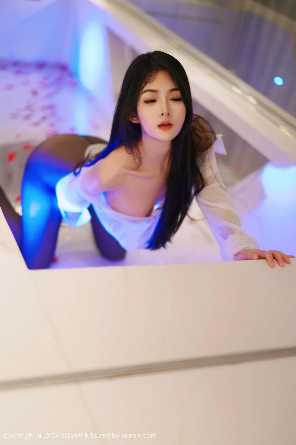 秀人集.com_[YouMi尤蜜荟]Vol.1050_模特谭小灵性感薄透白T配黑短裙露超薄黑丝秀翘臀美腿诱惑写真90P