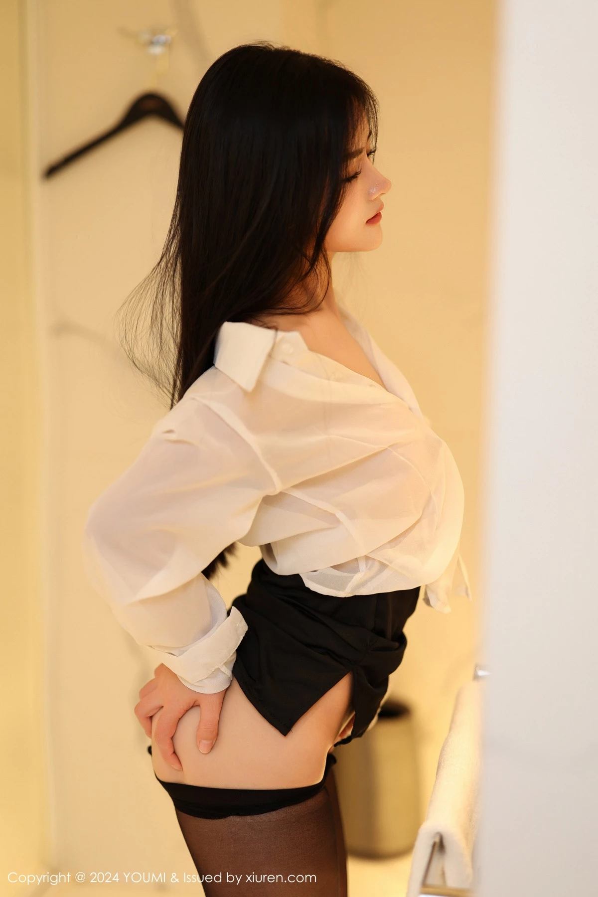 秀人集.com_[YouMi尤蜜荟]Vol.1050_模特谭小灵性感薄透白T配黑短裙露超薄黑丝秀翘臀美腿诱惑写真90P