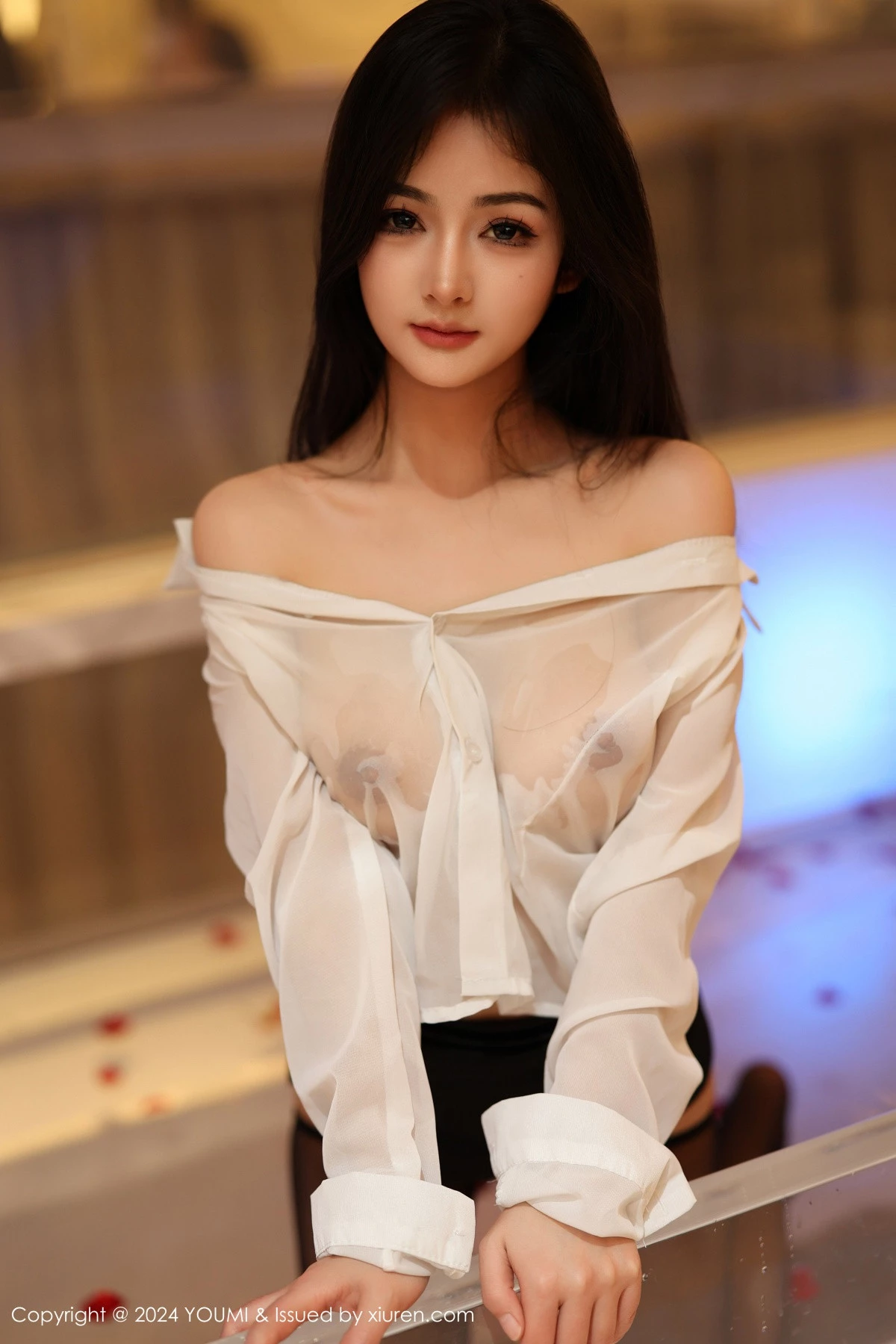 秀人集.com_[YouMi尤蜜荟]Vol.1050_模特谭小灵性感薄透白T配黑短裙露超薄黑丝秀翘臀美腿诱惑写真90P