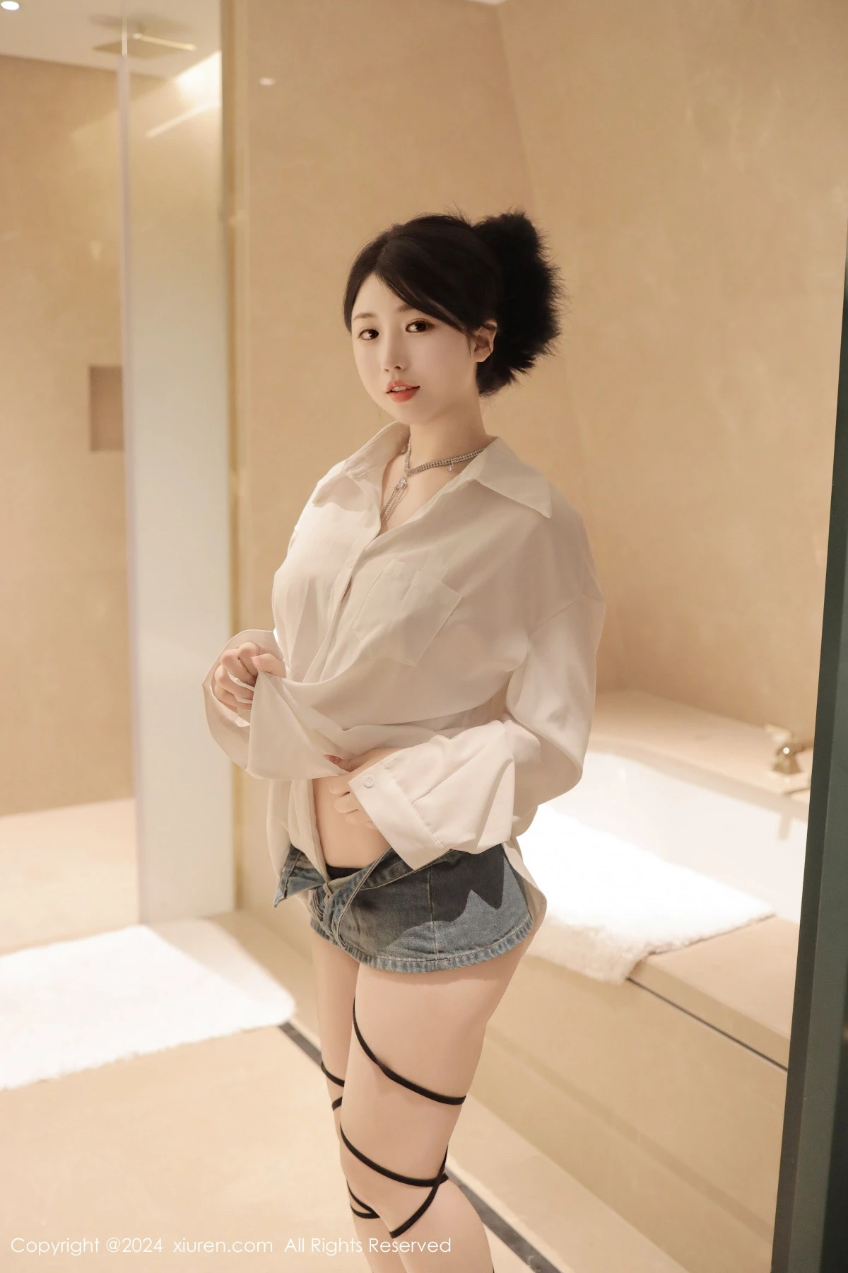 秀人集.com_[XiuRen秀人网]No.8400_模特陈小花浴室性感白色轻透上衣配牛仔短裤秀曼妙身姿诱惑写真77P