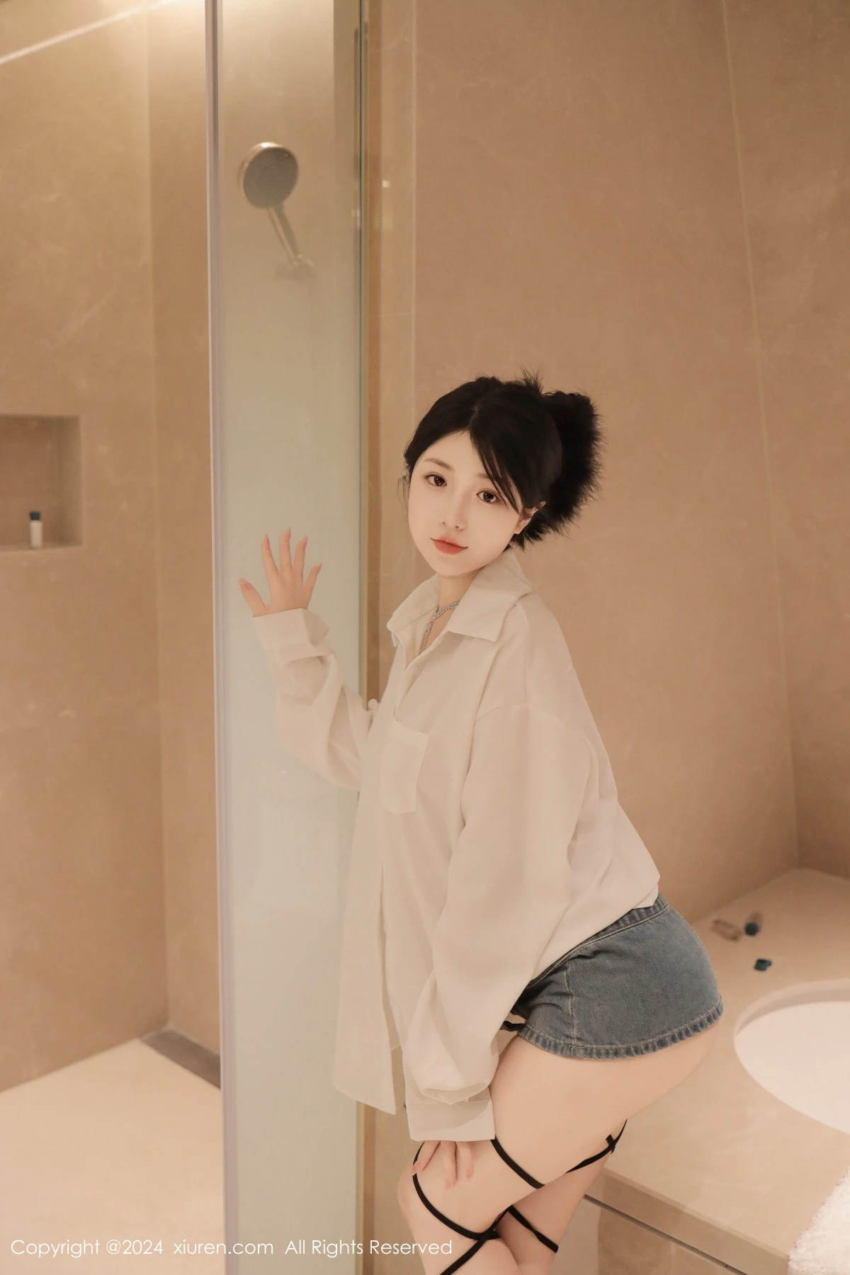 秀人集.com_[XiuRen秀人网]No.8400_模特陈小花浴室性感白色轻透上衣配牛仔短裤秀曼妙身姿诱惑写真77P