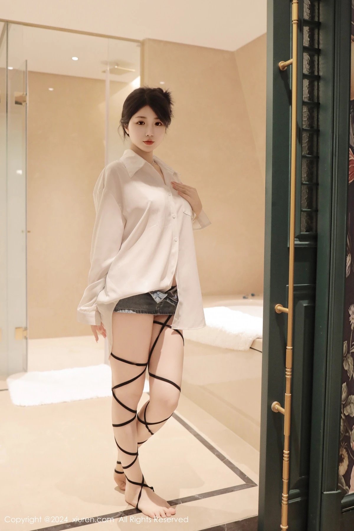 秀人集.com_[XiuRen秀人网]No.8400_模特陈小花浴室性感白色轻透上衣配牛仔短裤秀曼妙身姿诱惑写真77P