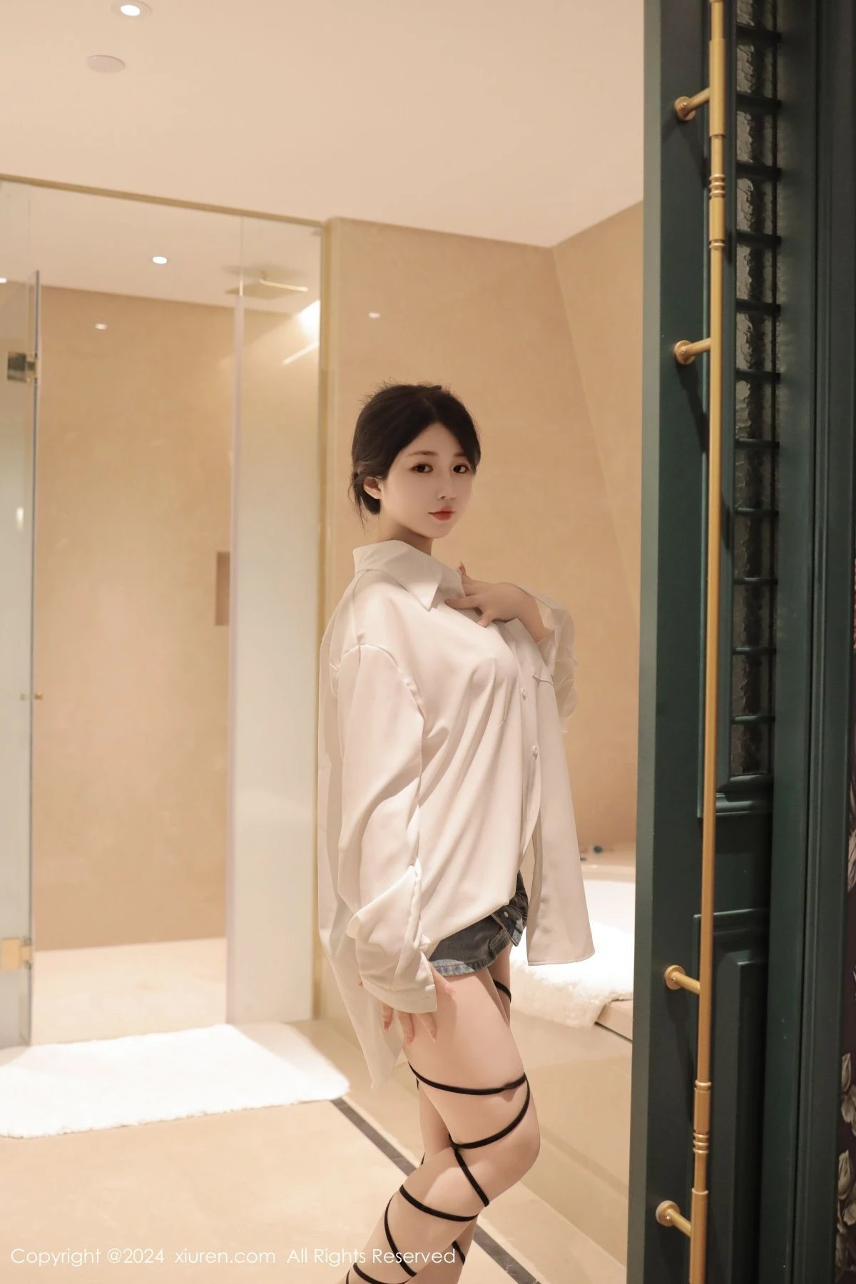 秀人集.com_[XiuRen秀人网]No.8400_模特陈小花浴室性感白色轻透上衣配牛仔短裤秀曼妙身姿诱惑写真77P