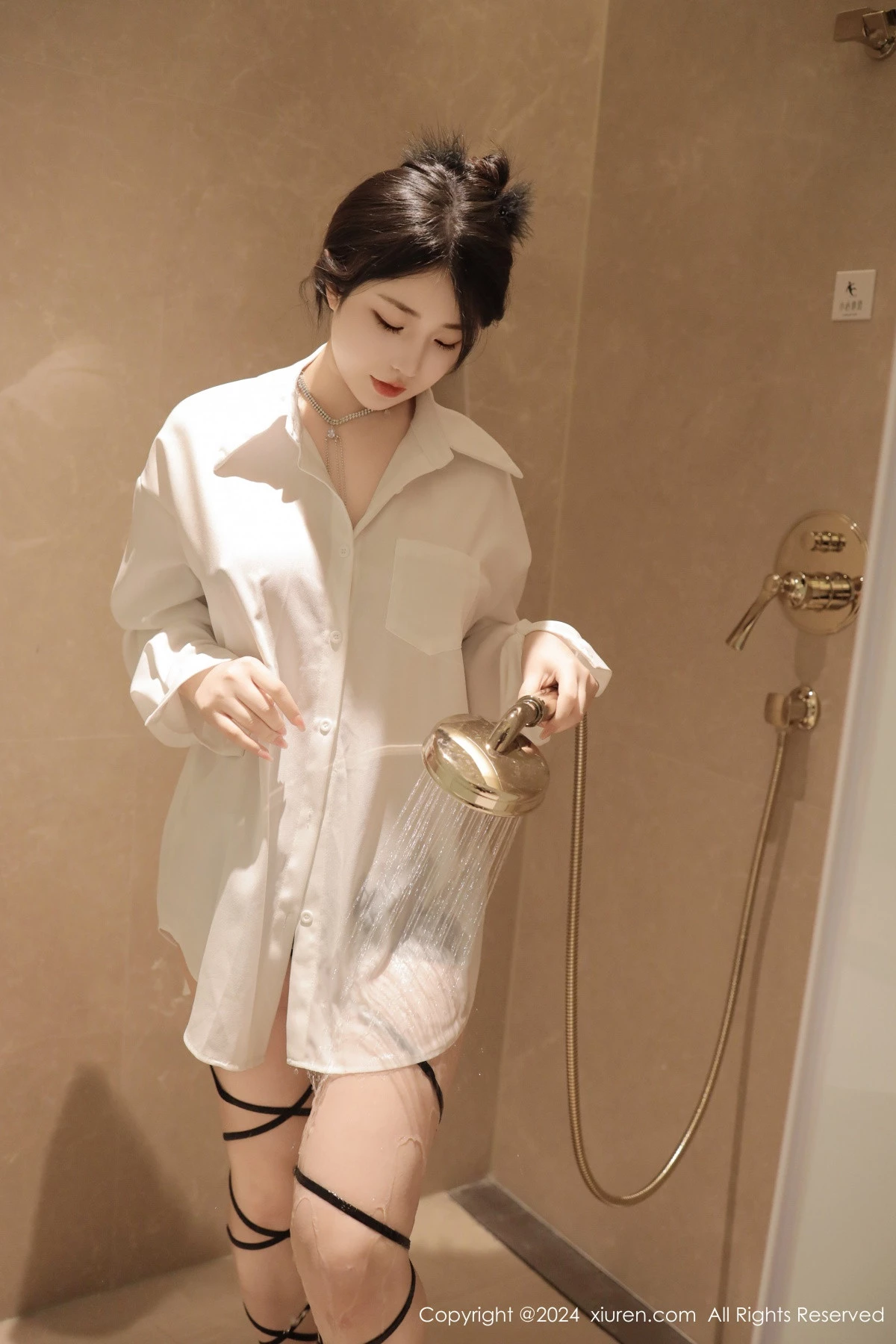 秀人集.com_[XiuRen秀人网]No.8400_模特陈小花浴室性感白色轻透上衣配牛仔短裤秀曼妙身姿诱惑写真77P