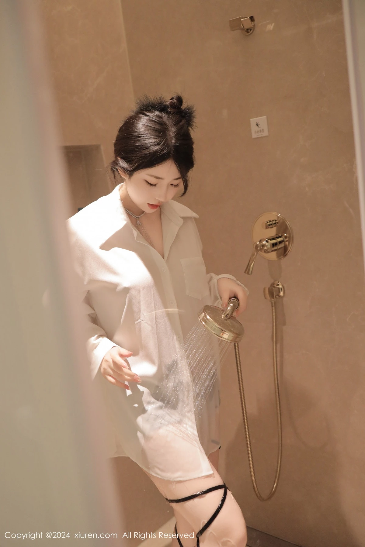 秀人集.com_[XiuRen秀人网]No.8400_模特陈小花浴室性感白色轻透上衣配牛仔短裤秀曼妙身姿诱惑写真77P