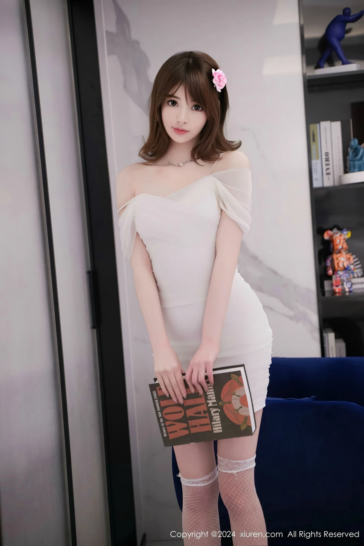 秀人集.com_[XiuRen秀人网]No.8407_模特梦灵儿Mini白色露肩连衣短裙配白丝网袜秀完美身材诱惑写真58P