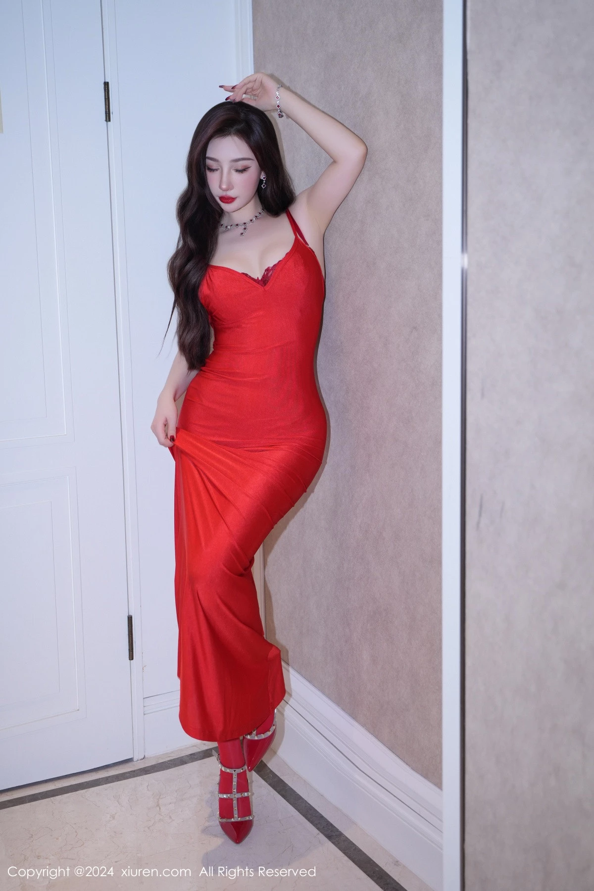 秀人集.com_[XiuRen秀人网]No.8406_模特蕾蕾醒了没性感红色连衣长裙露闪亮红丝袜秀美腿诱惑写真59P