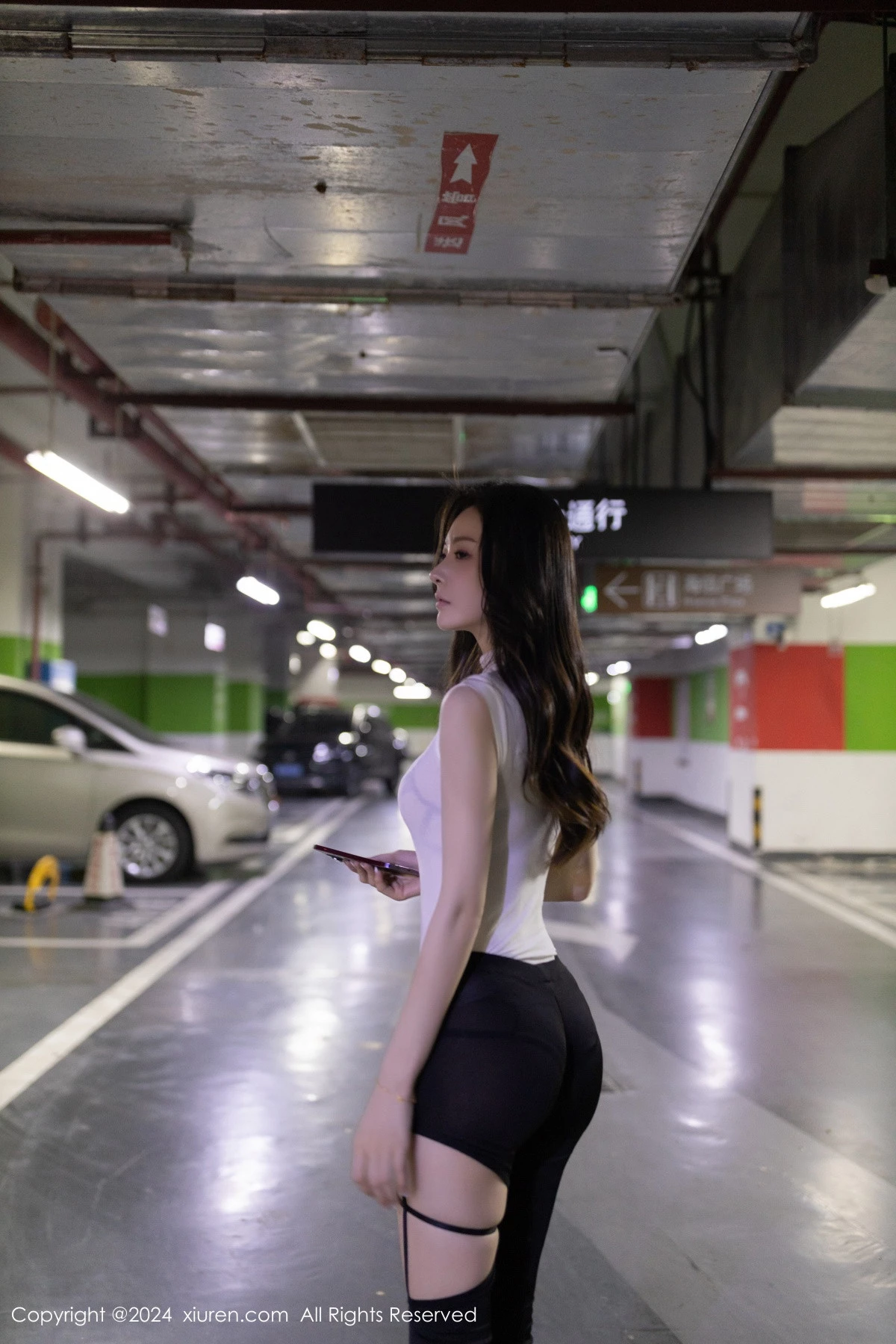 秀人集.com_[XiuRen秀人网]No.8270_模特小逗逗性感白色上衣配紧身长裤半脱秀曼妙身姿撩人诱惑写真80P