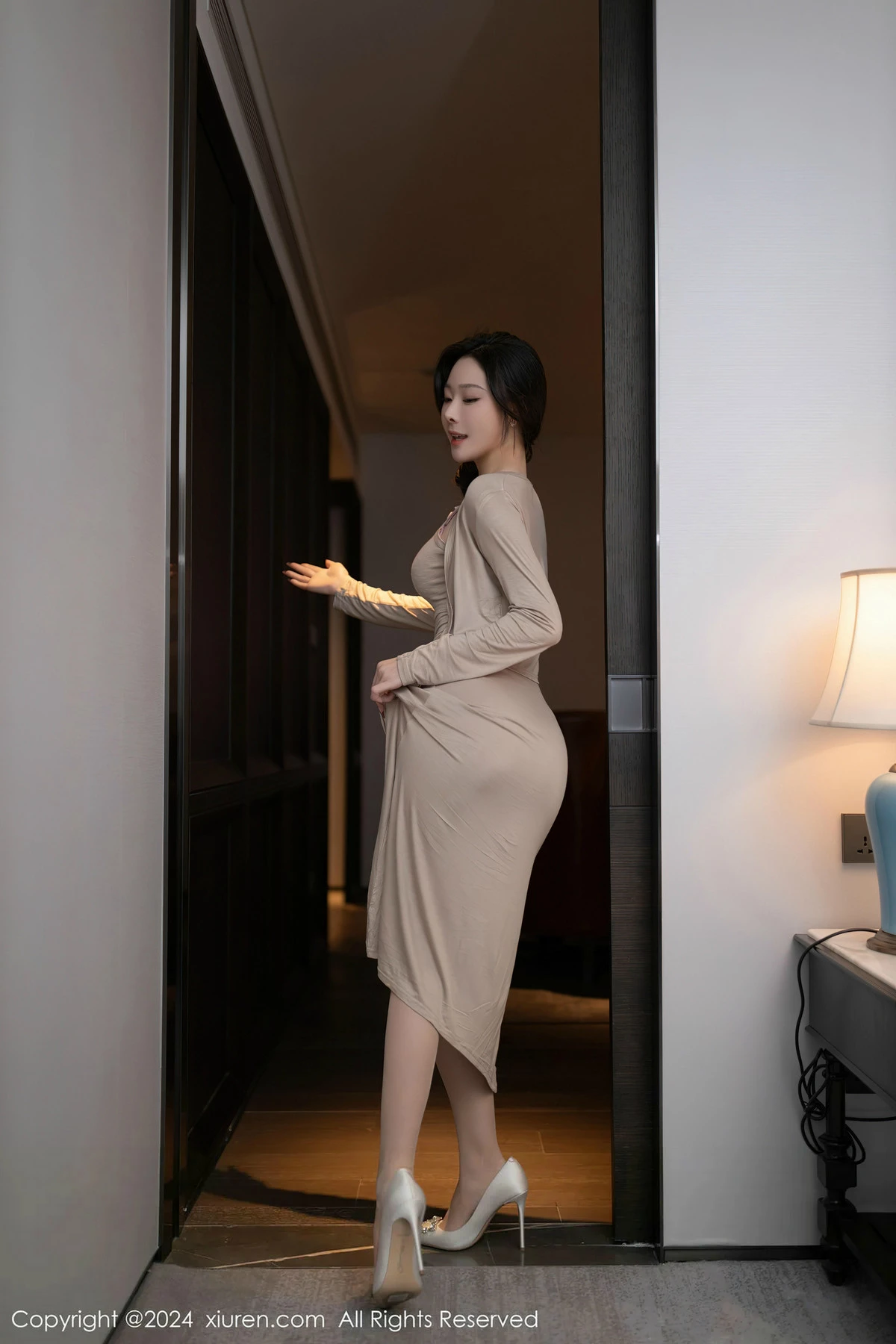 秀人集.com_[XiuRen秀人网]No.8417_模特小逗逗性感轻透连衣长裙配超薄肉丝秀曼妙身姿惹火诱惑写真84P