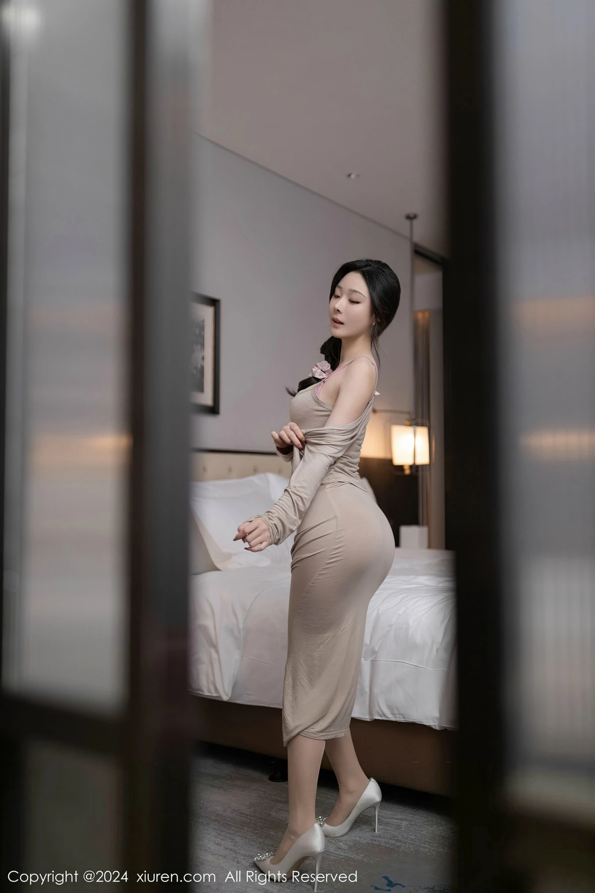 秀人集.com_[XiuRen秀人网]No.8417_模特小逗逗性感轻透连衣长裙配超薄肉丝秀曼妙身姿惹火诱惑写真84P