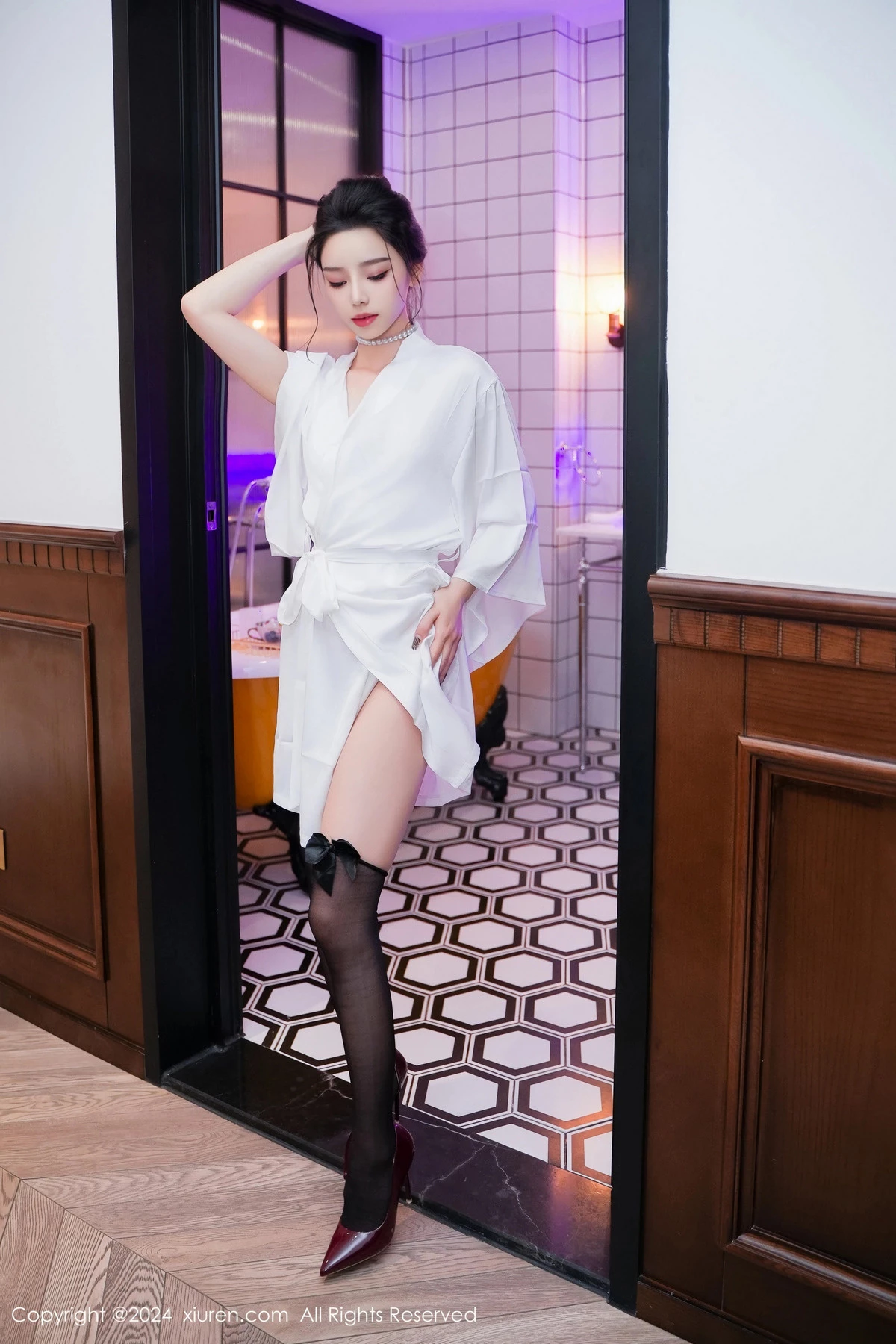 秀人集.com_[XiuRen秀人网]No.8283_模特苏曼兮浴室场景性感白色连衣裙配黑丝袜秀丰腴美臀诱惑写真84P