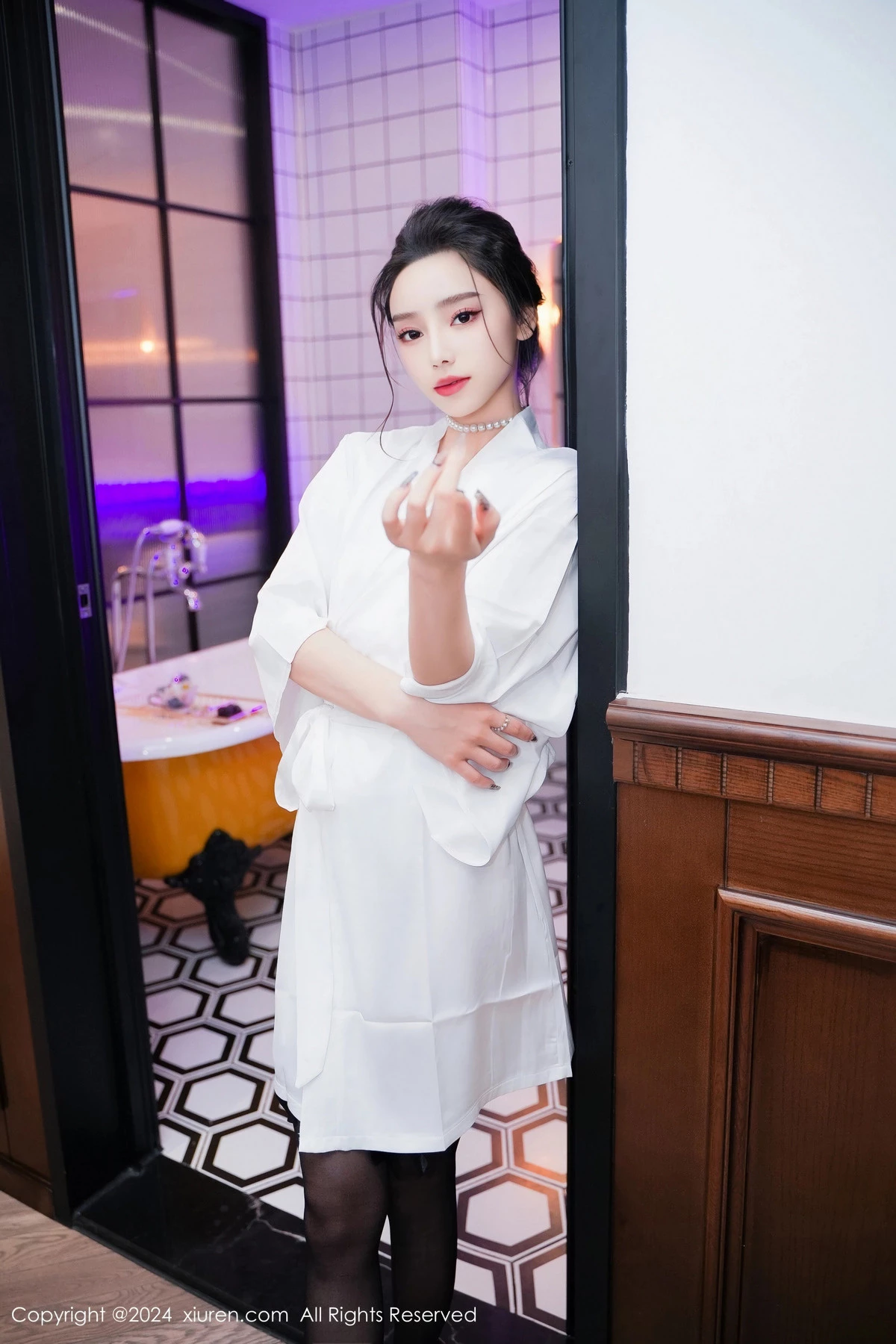 秀人集.com_[XiuRen秀人网]No.8283_模特苏曼兮浴室场景性感白色连衣裙配黑丝袜秀丰腴美臀诱惑写真84P