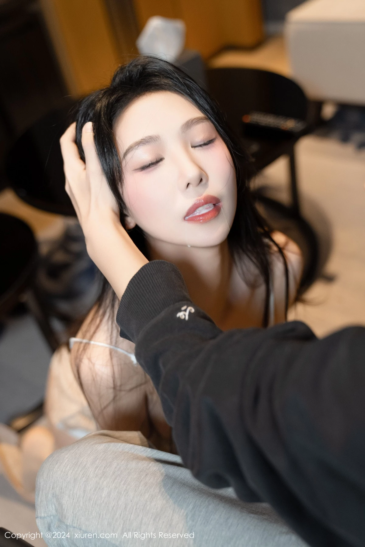 秀人集.com_[XiuRen秀人网]No.8455_模特利世性感杏色上衣露白色内衣配原色丝袜秀曼妙身姿诱惑写真86P