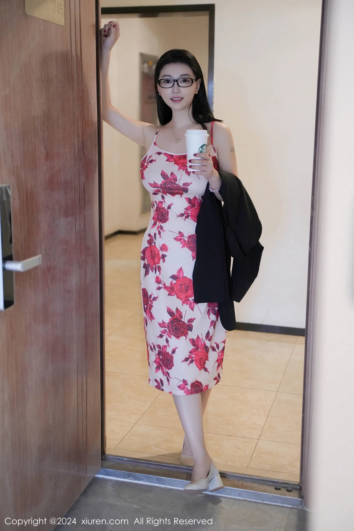 秀人集.com_[XiuRen秀人网]No.8468_模特雅茹老师厨房场景性感红色图案长裙秀柔美身姿完美诱惑写真79P