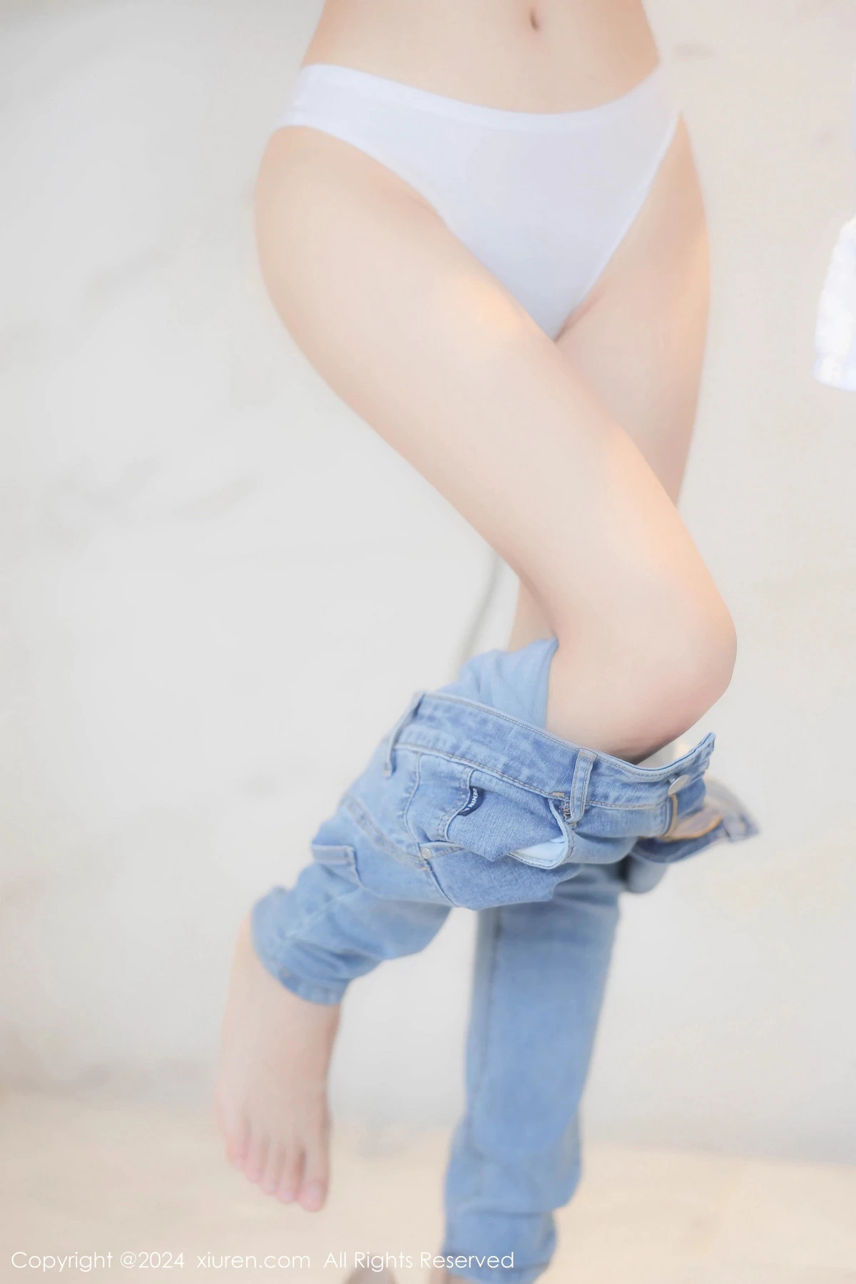 秀人集.com_[XiuRen秀人网]No.8467_新人模特周周不吃香菜性感白T配牛仔裤秀完美身姿迷人诱惑写真88P