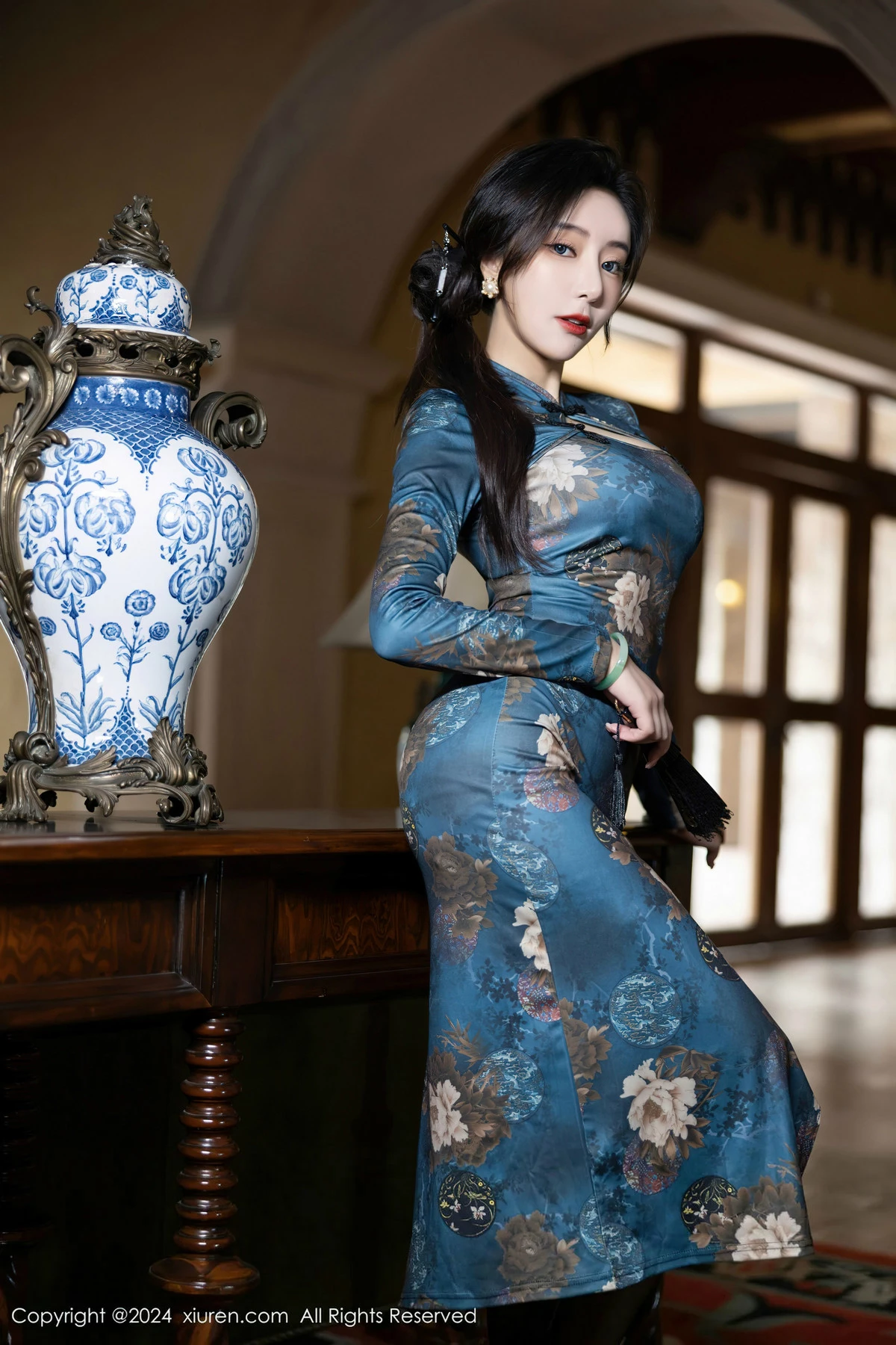 秀人集.com_[XiuRen秀人网]No.8425_女神王馨瑶yanni性感蓝色图案旗袍配超薄黑丝秀完美身材迷人写真82P